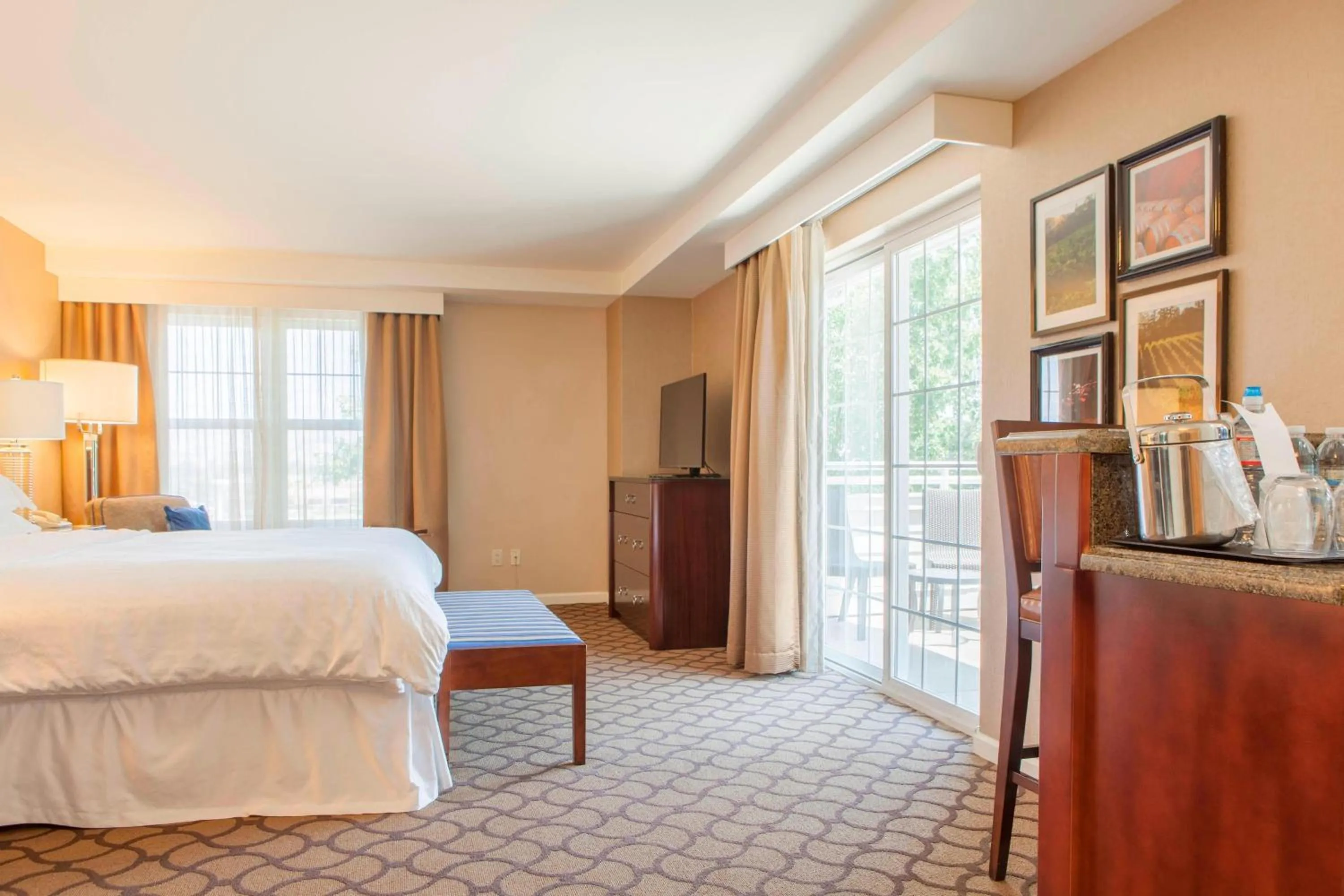 Photo of the whole room, Bed in Sheraton Sonoma Wine Country Petaluma