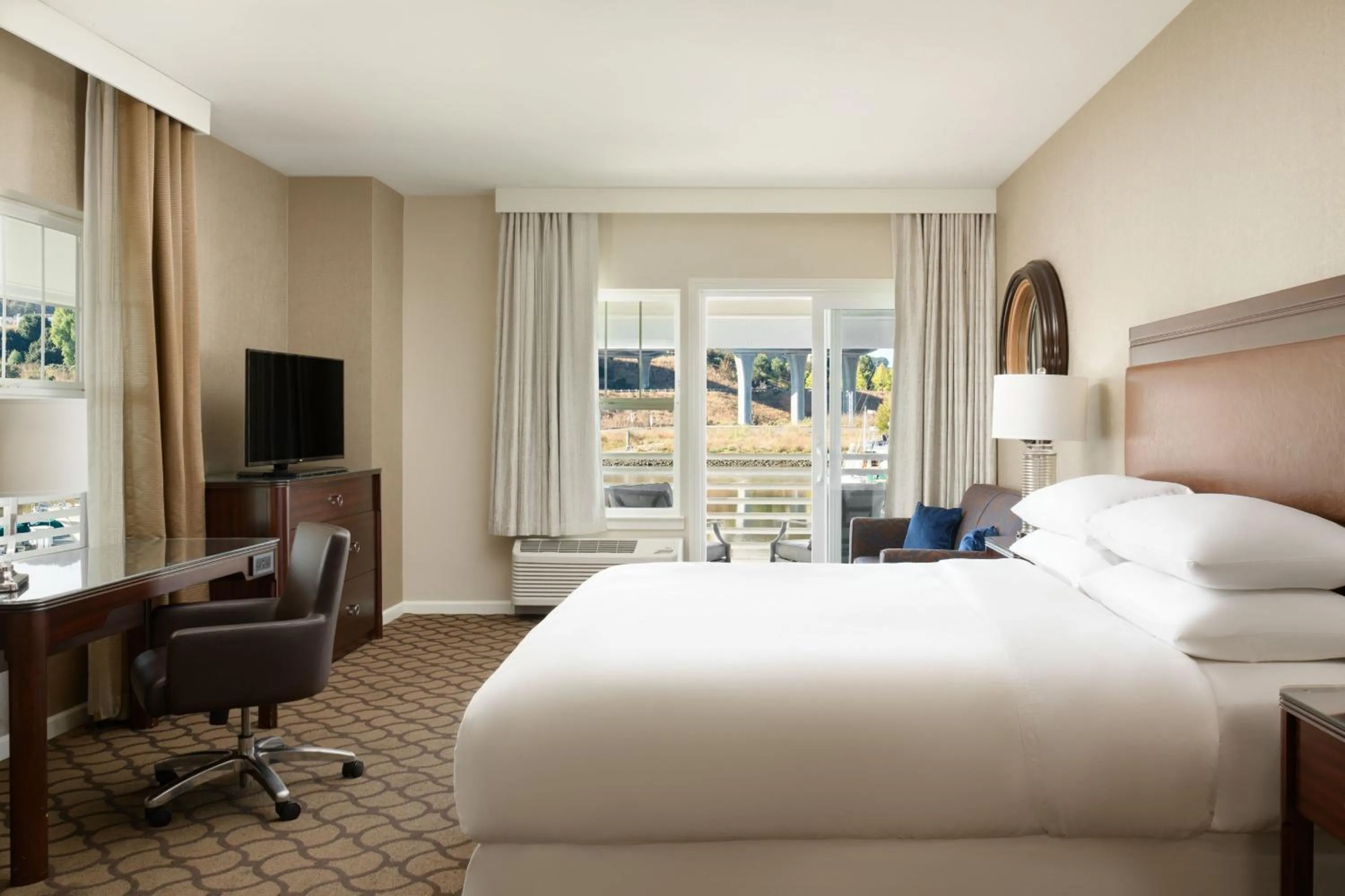 Photo of the whole room, Bed in Sheraton Sonoma Wine Country Petaluma