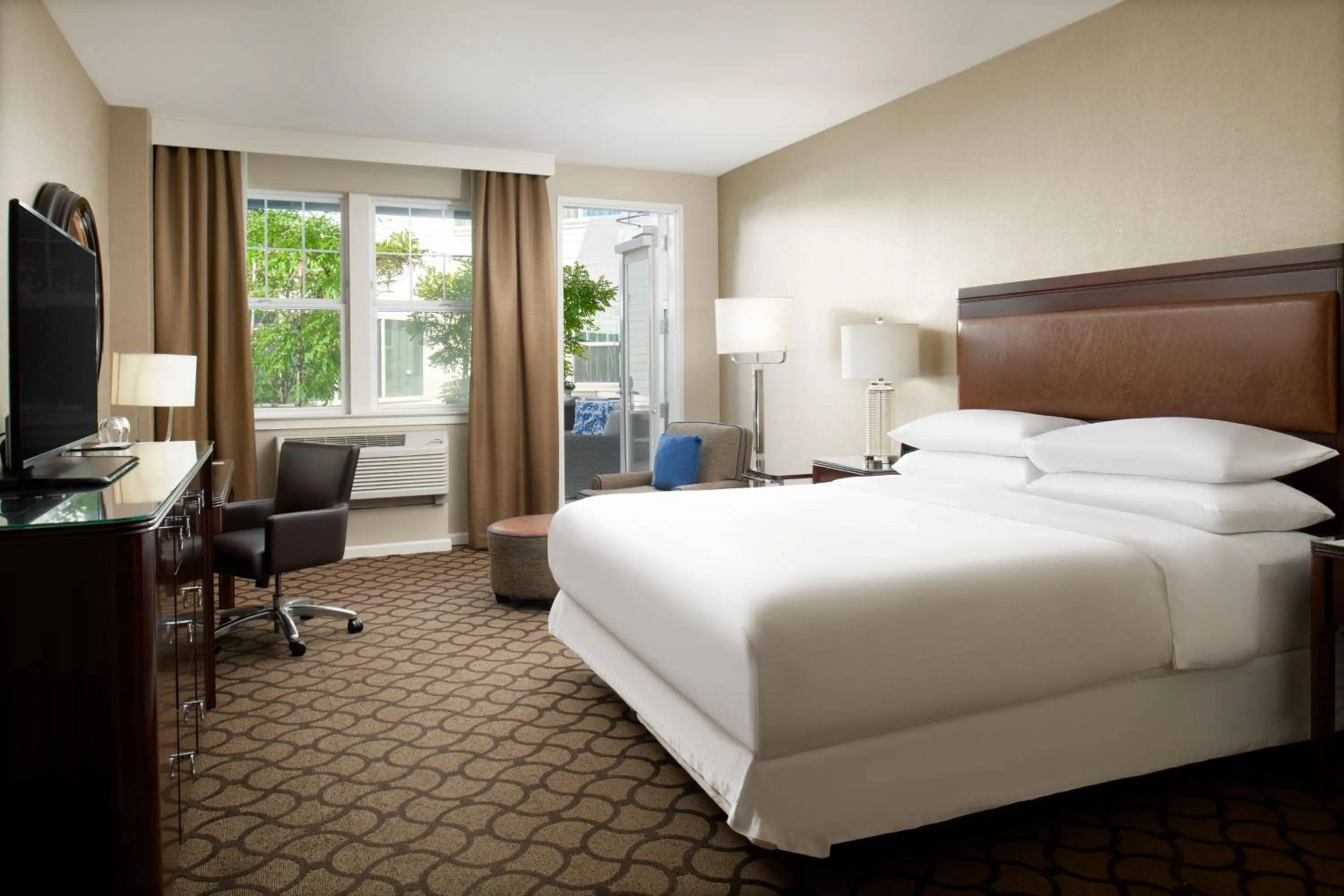 Bed in Sheraton Sonoma Wine Country Petaluma