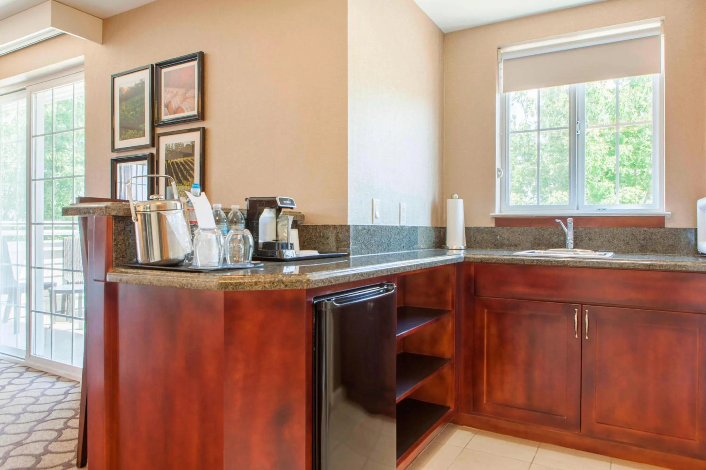 Photo of the whole room in Sheraton Sonoma Wine Country Petaluma