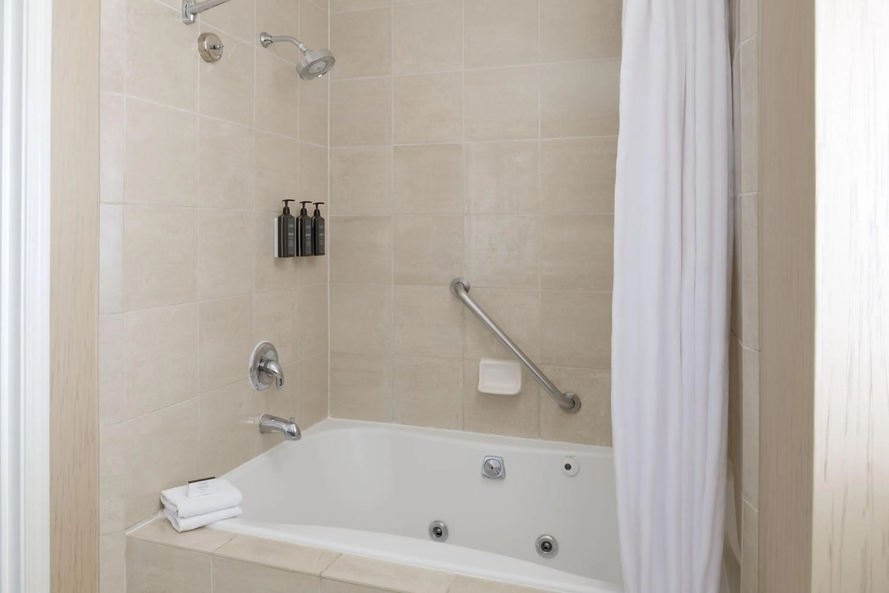 Photo of the whole room in Sheraton Sonoma Wine Country Petaluma