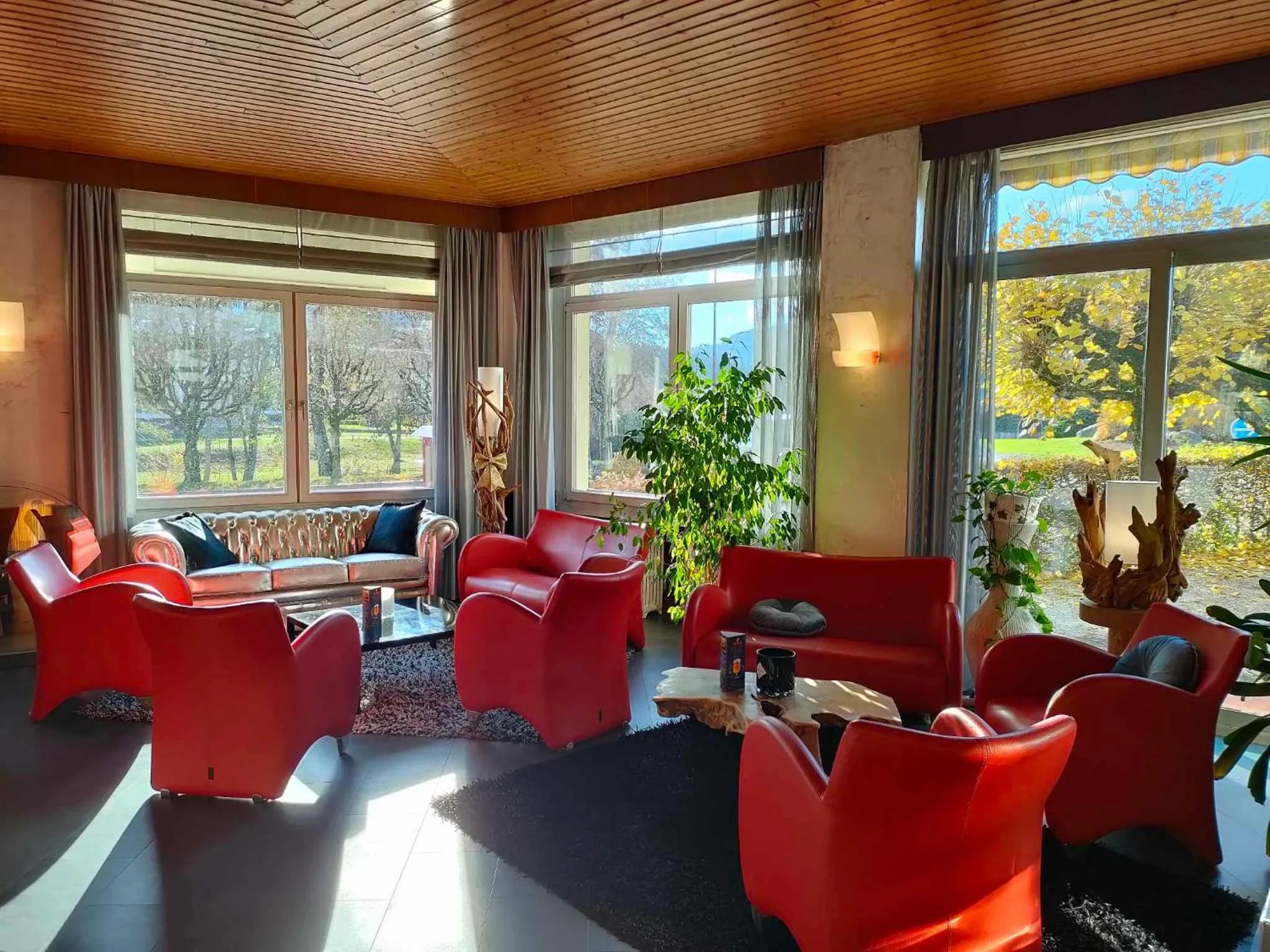 Communal lounge/ TV room in Hôtel La Réserve