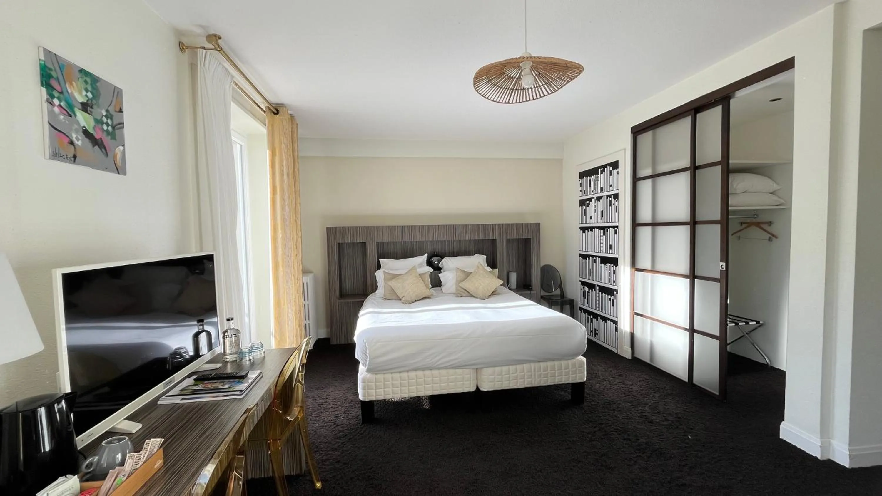 Bed in Hôtel La Réserve