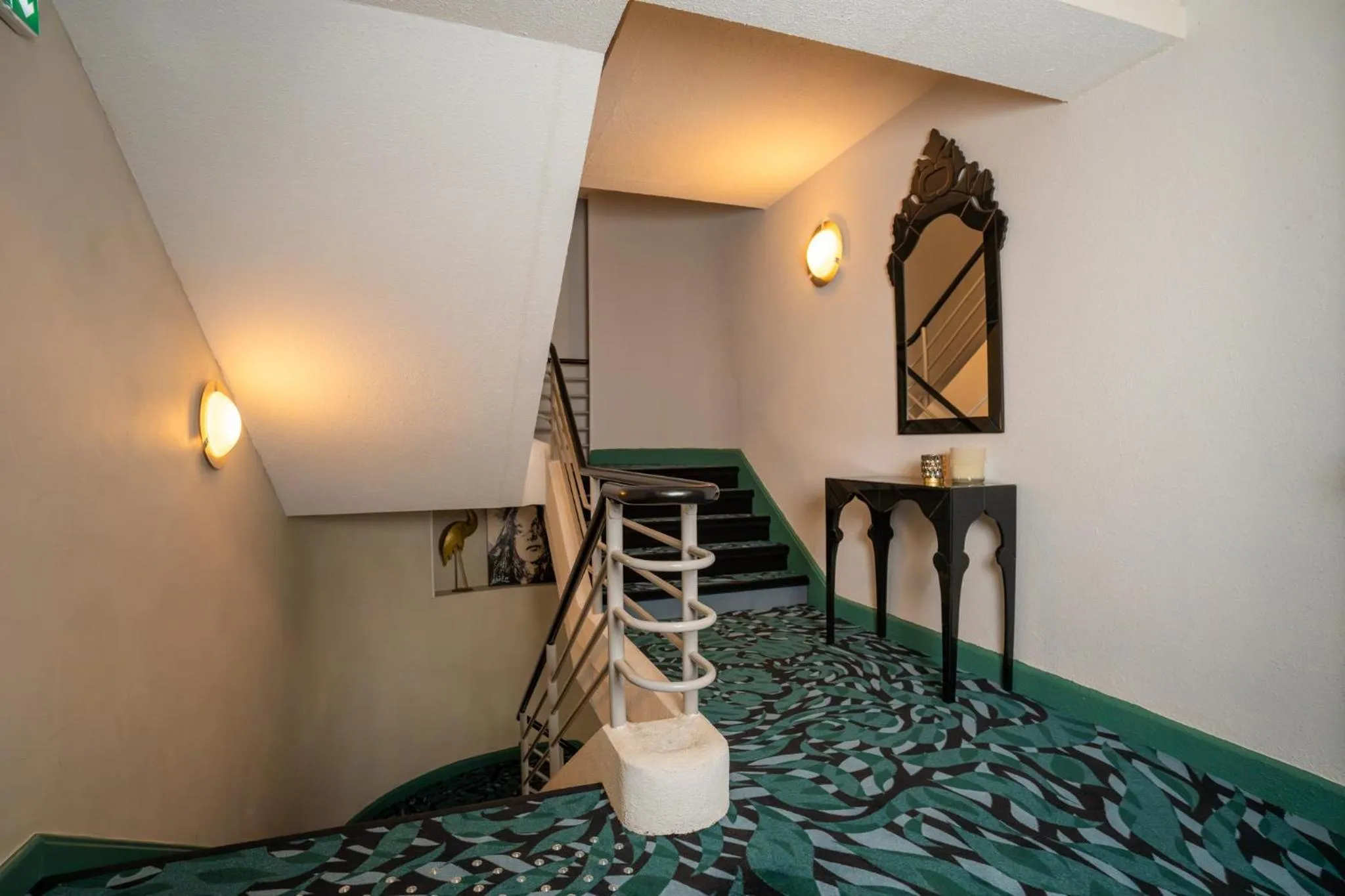 Property building, Bed in Hôtel La Réserve