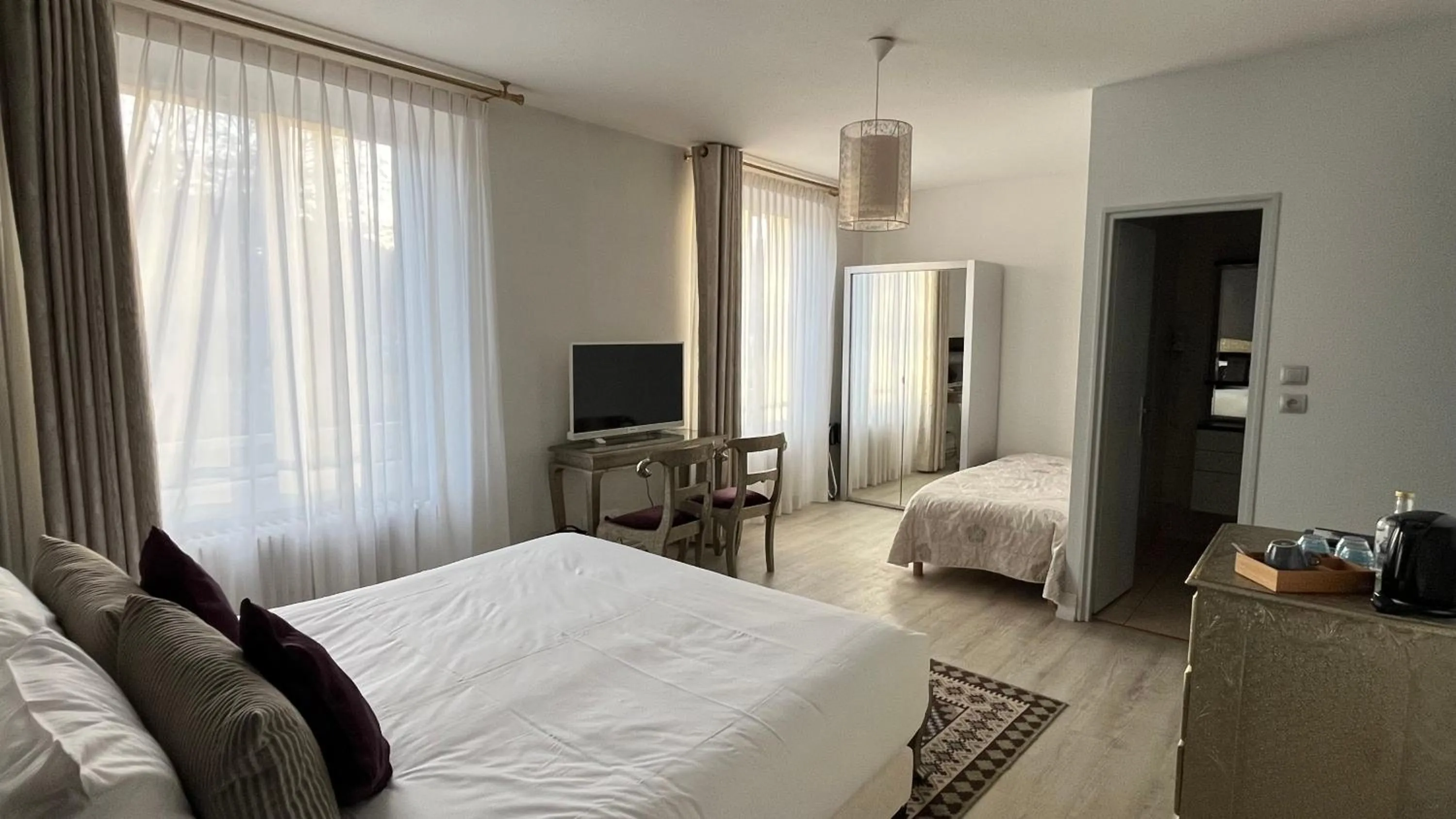 Bed in Hôtel La Réserve