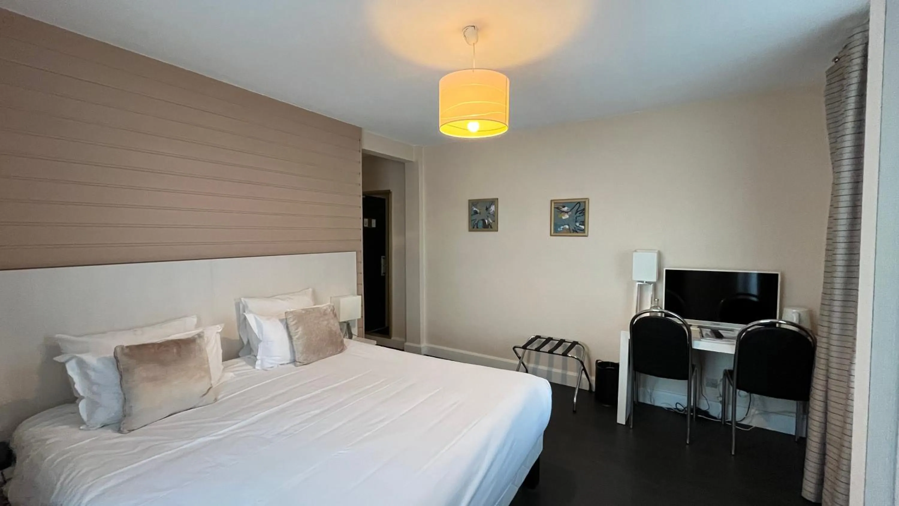 Bed in Hôtel La Réserve