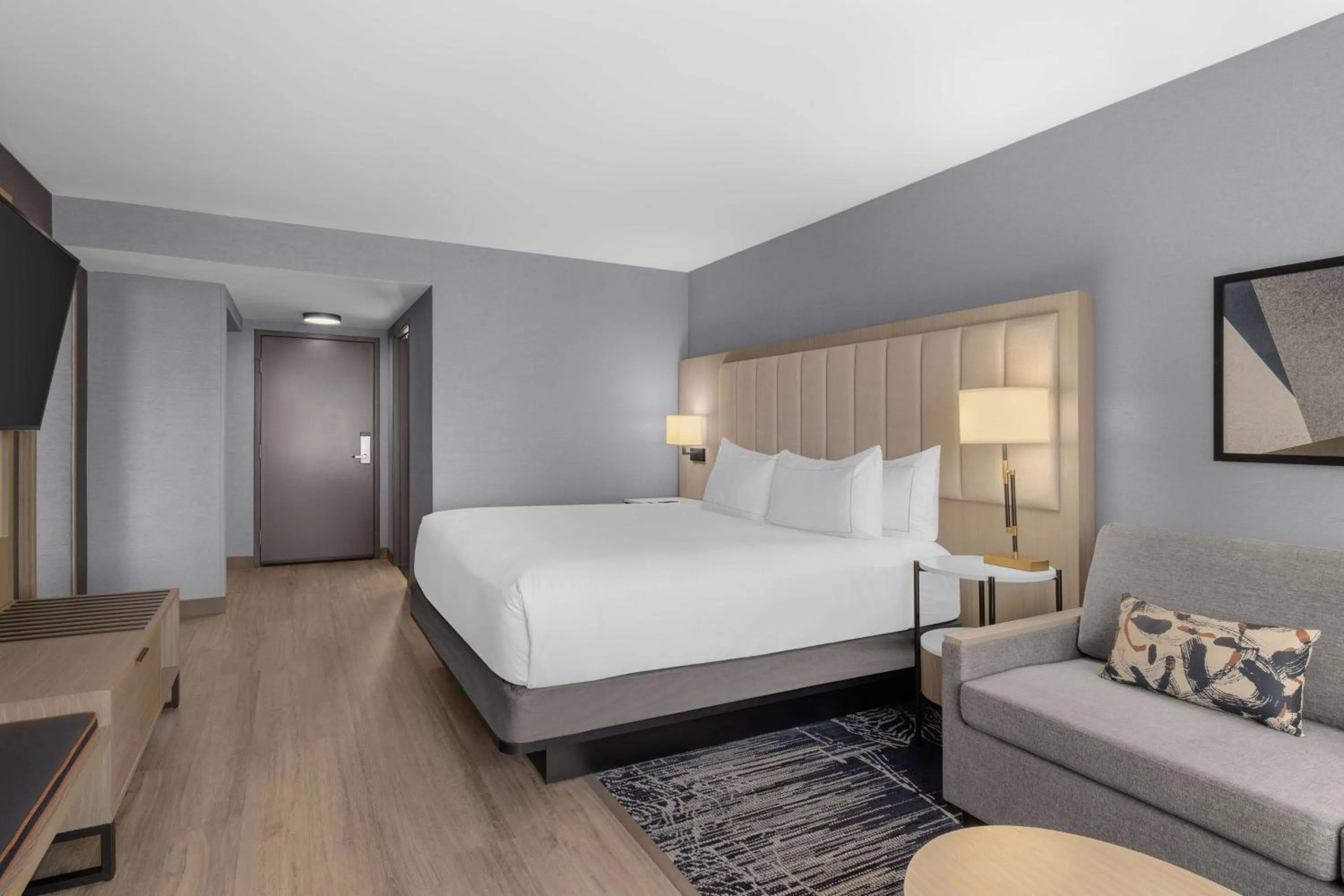 Living room, Bed in DoubleTree by Hilton Las Vegas Airport