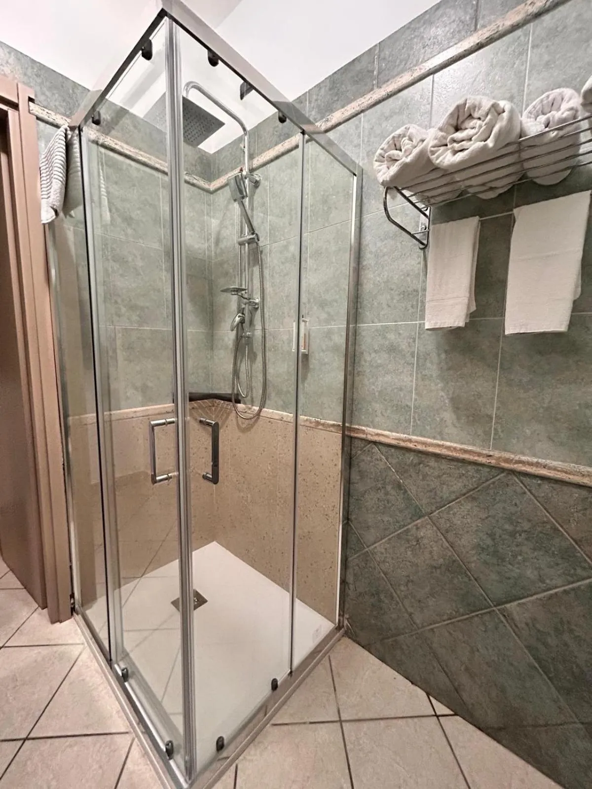 Shower in Hotel Al Faro