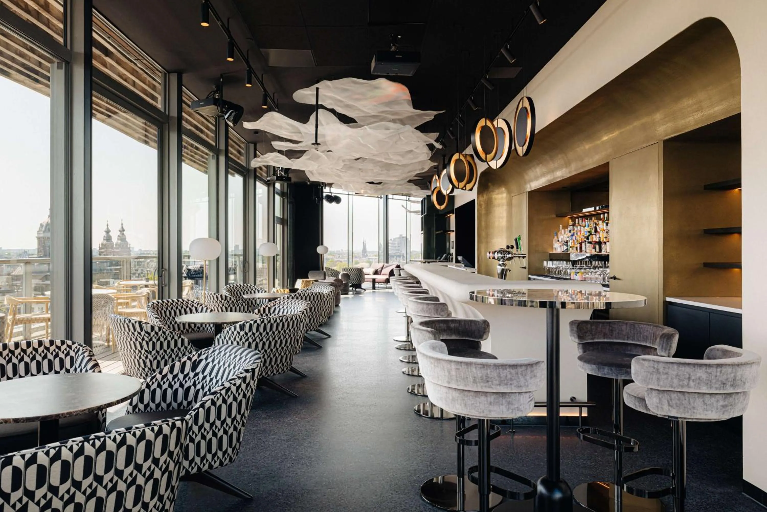 Lounge or bar in DoubleTree by Hilton Amsterdam Centraal Station