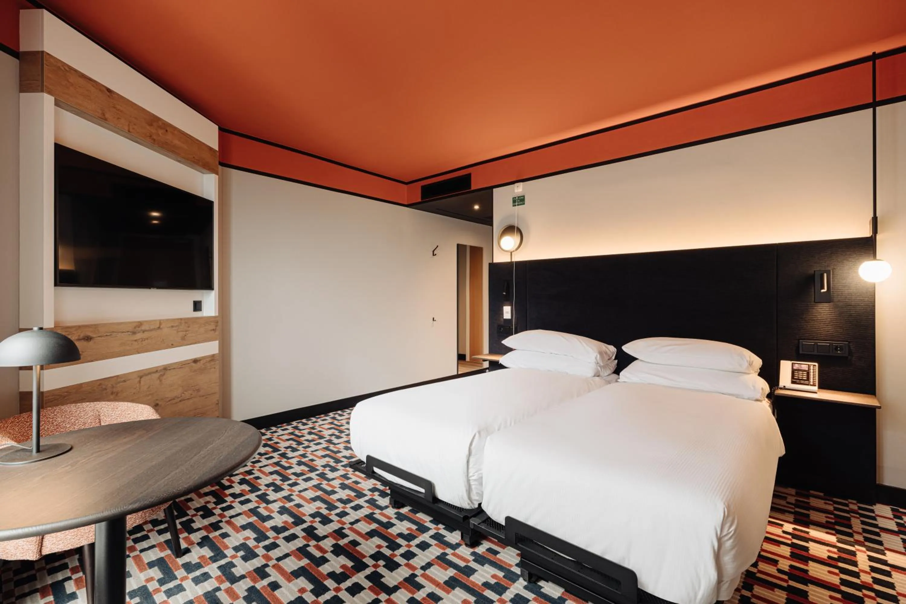acessibility, Bed in DoubleTree by Hilton Amsterdam Centraal Station