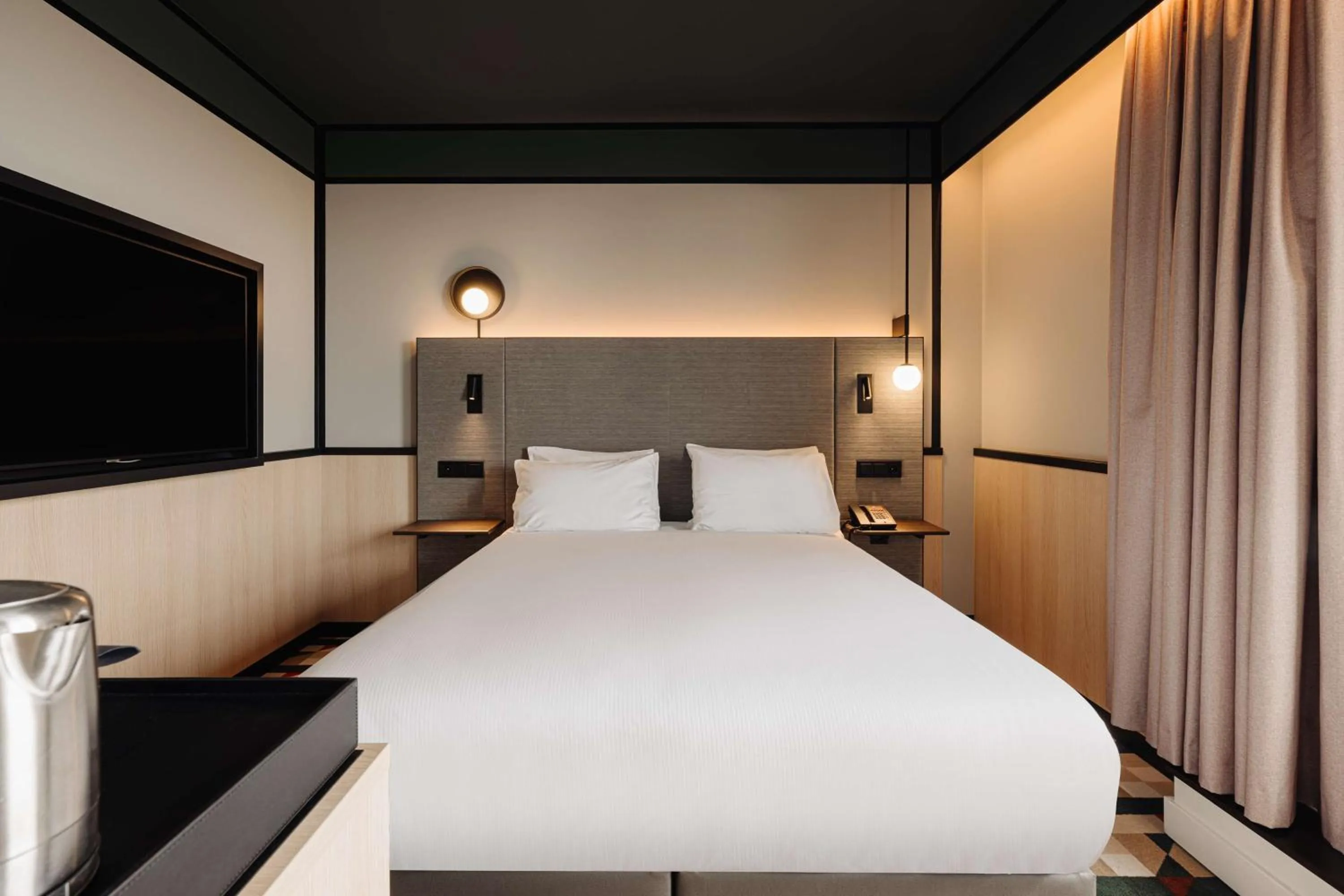 Bed in DoubleTree by Hilton Amsterdam Centraal Station
