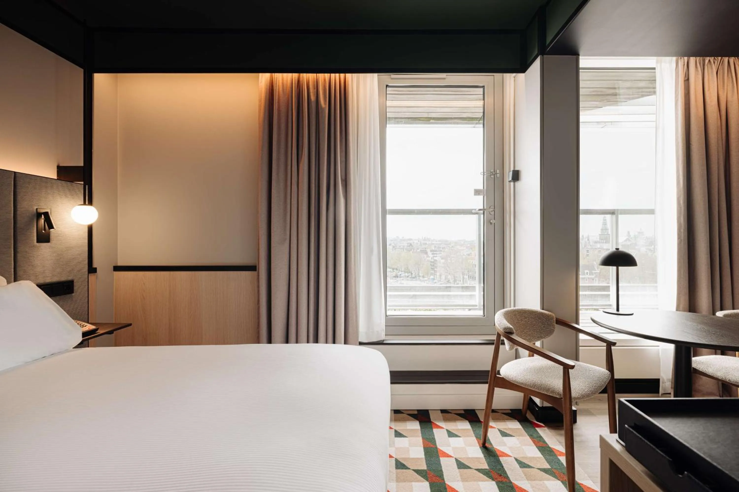 Bed in DoubleTree by Hilton Amsterdam Centraal Station