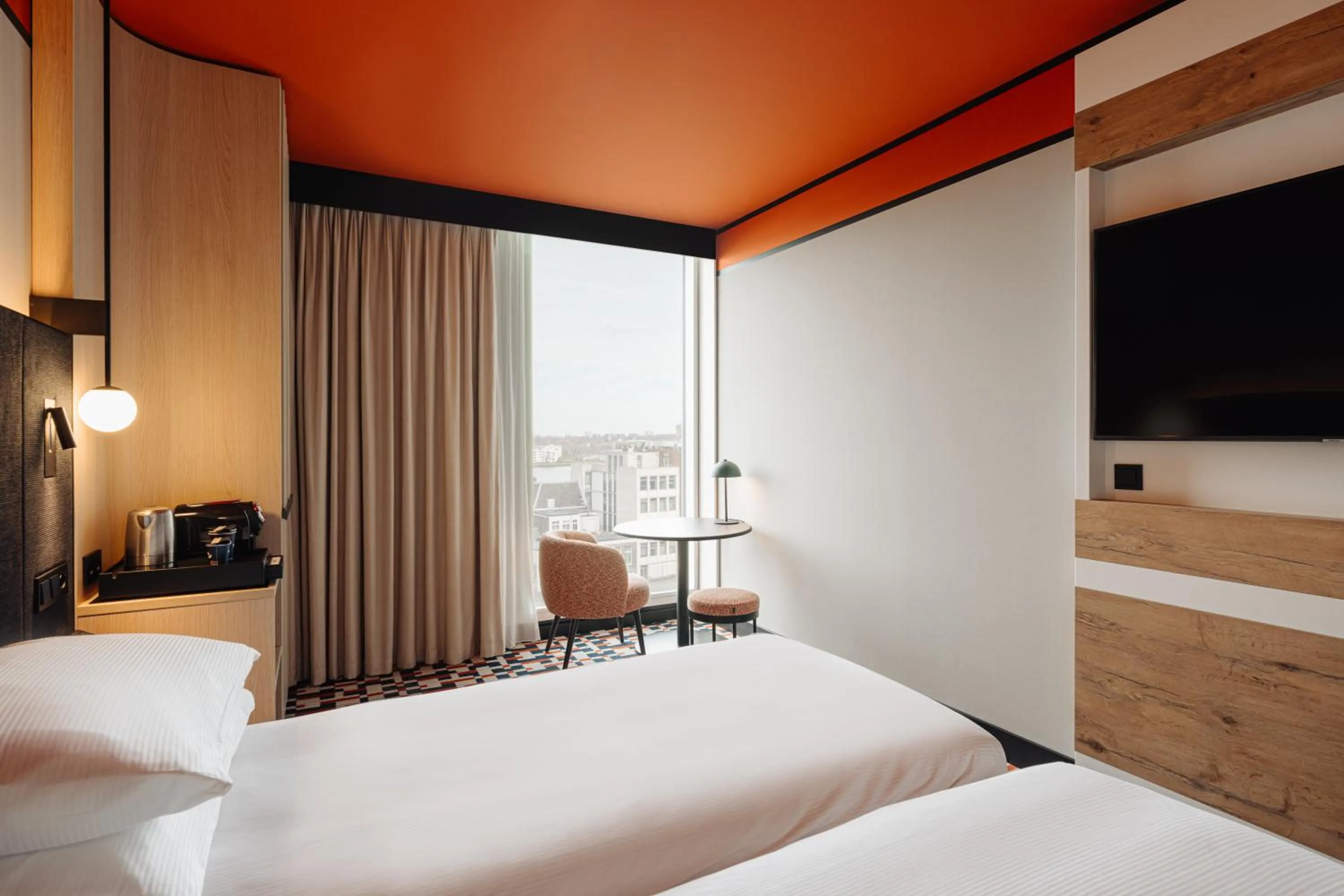 View (from property/room), Bed in DoubleTree by Hilton Amsterdam Centraal Station