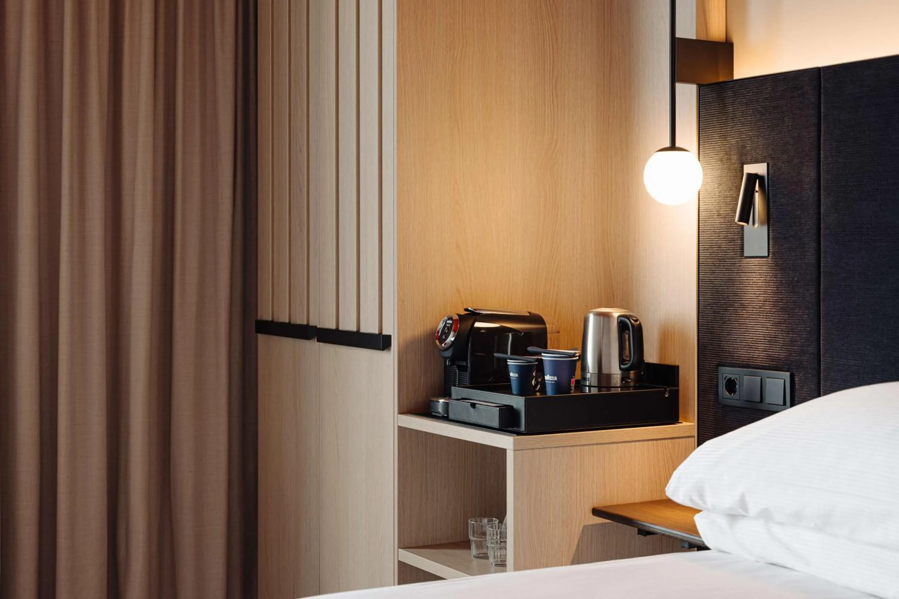 Bedroom, Bed in DoubleTree by Hilton Amsterdam Centraal Station
