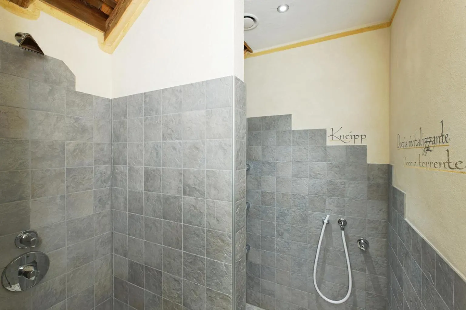 Shower in Villa Ortensia
