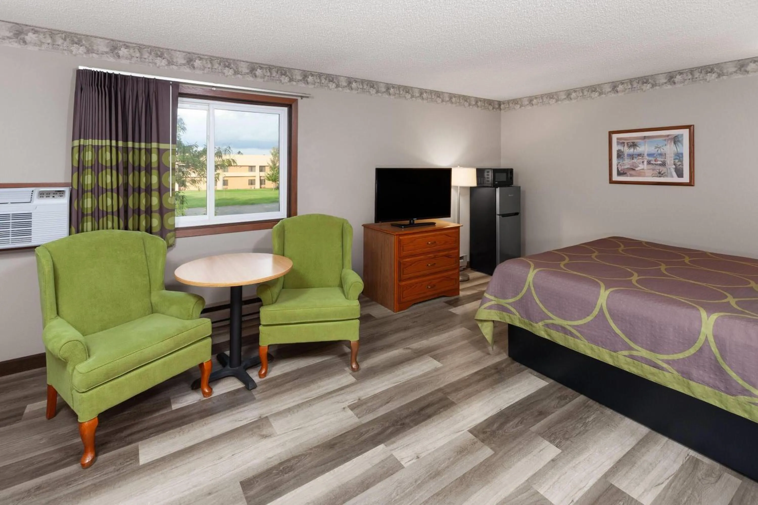 Photo of the whole room, Bed in Super 8 by Wyndham Green Bay Near Stadium