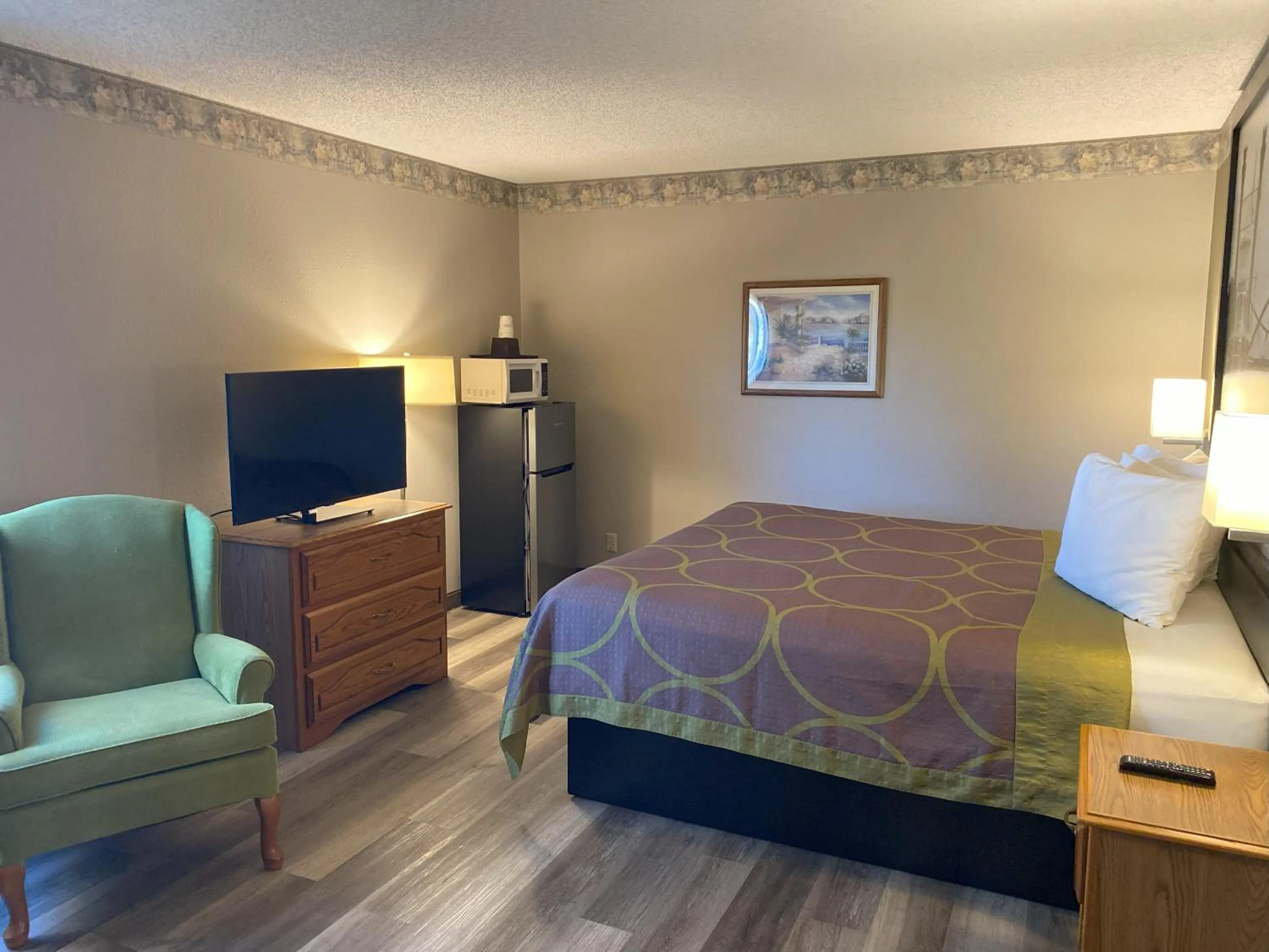 Bed in Super 8 by Wyndham Green Bay Near Stadium