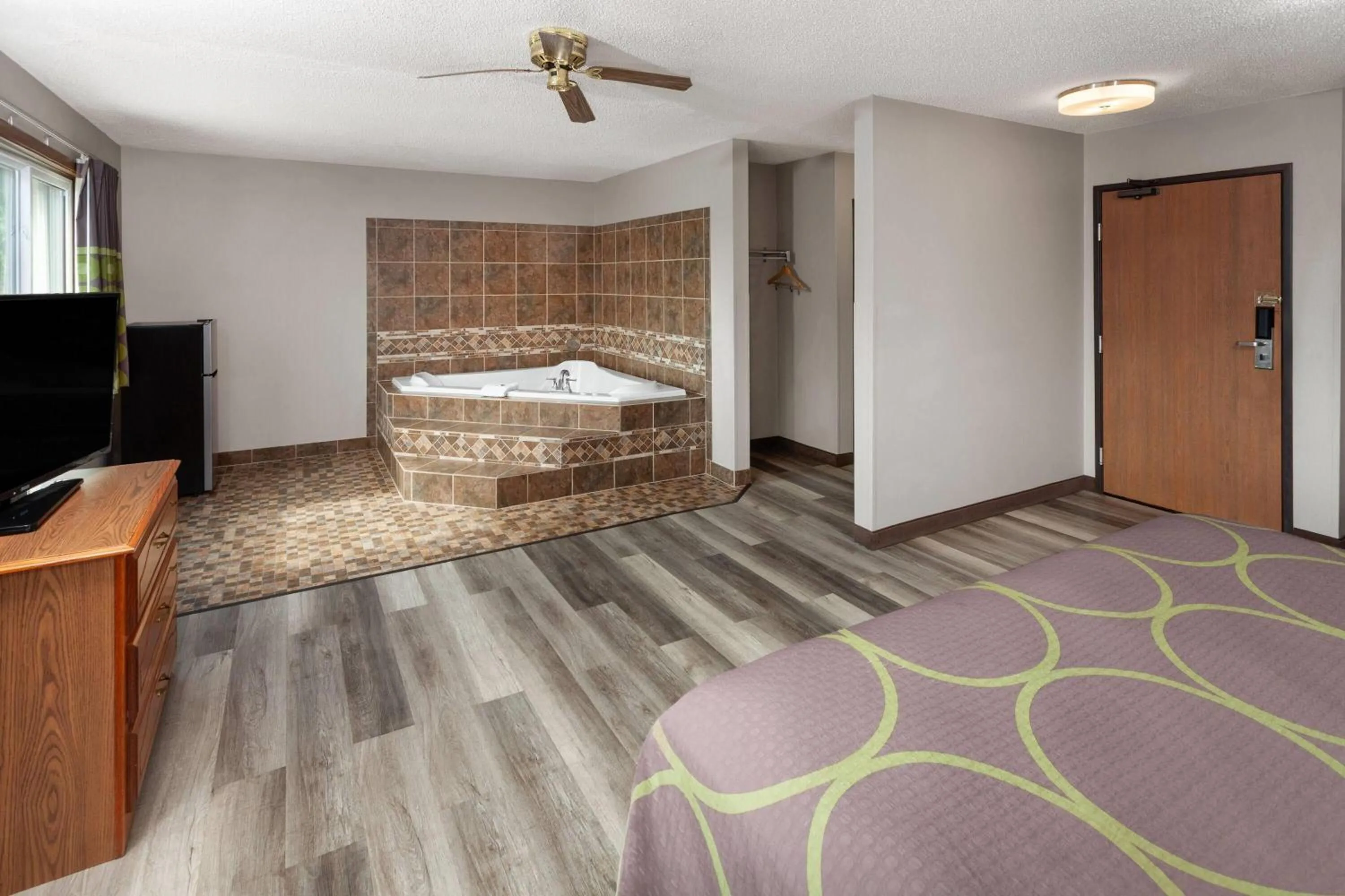 Photo of the whole room, Bed in Super 8 by Wyndham Green Bay Near Stadium