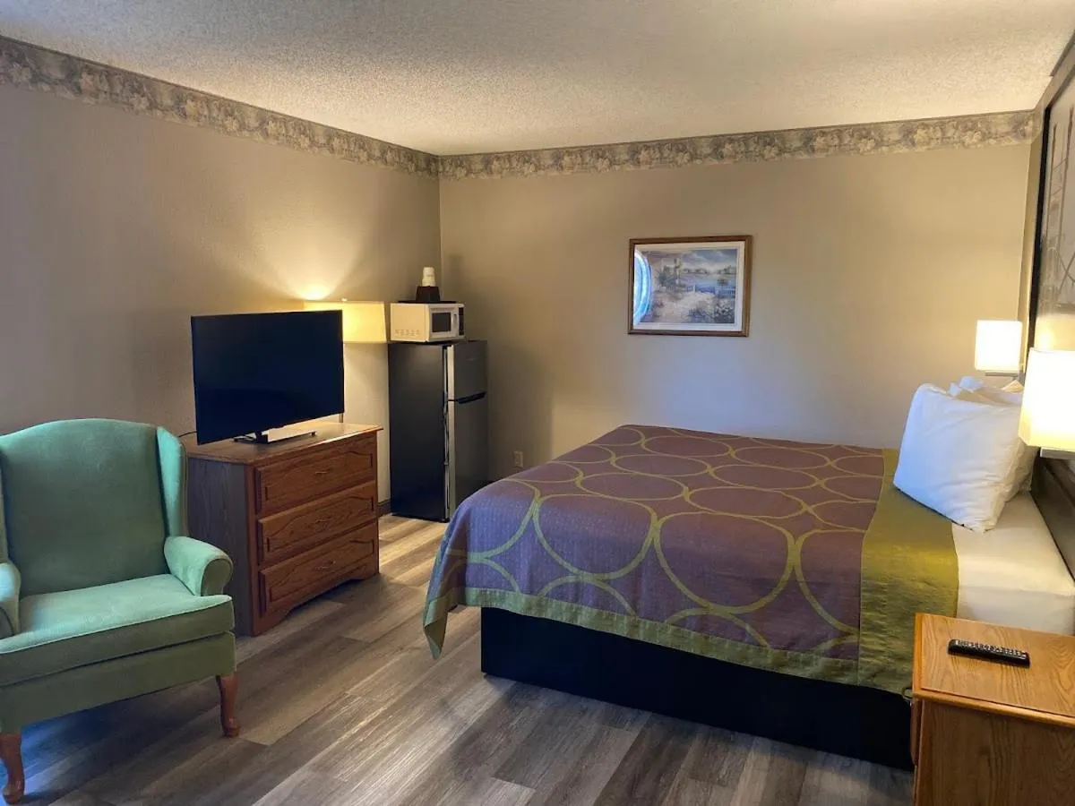 Bed in Super 8 by Wyndham Green Bay Near Stadium