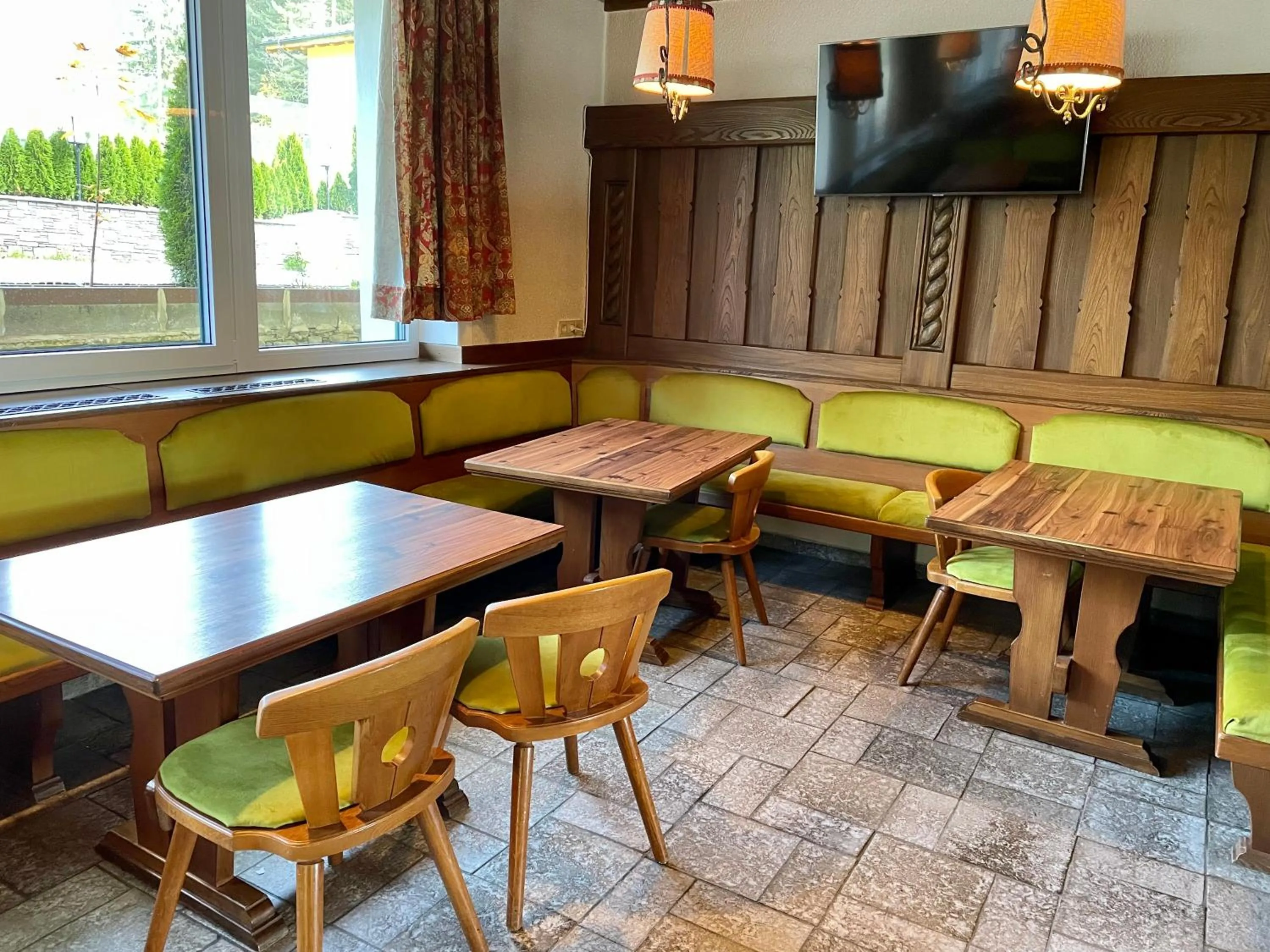 Lounge or bar in Mountain Hotel & Hostel