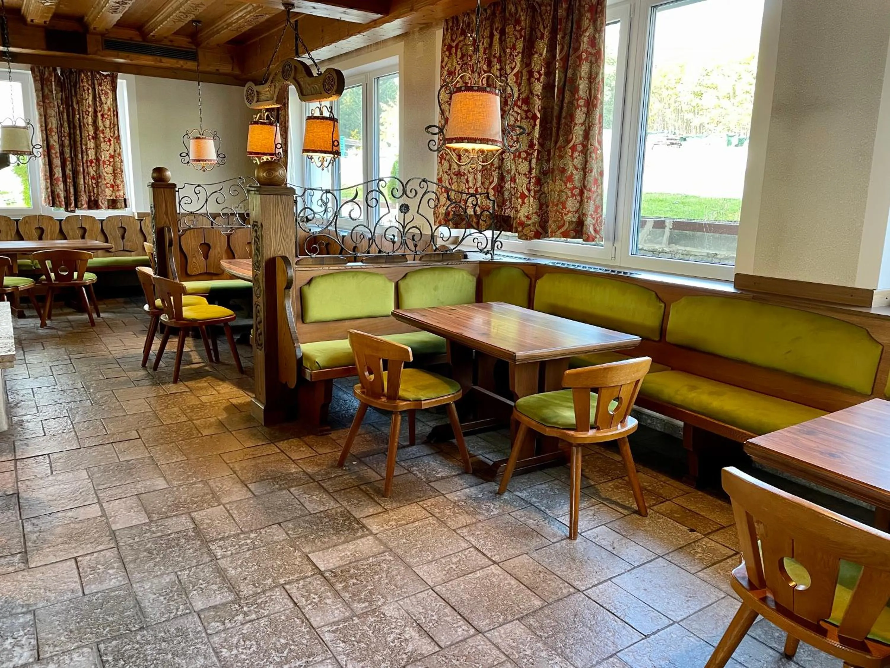 Restaurant/places to eat in Mountain Hotel & Hostel