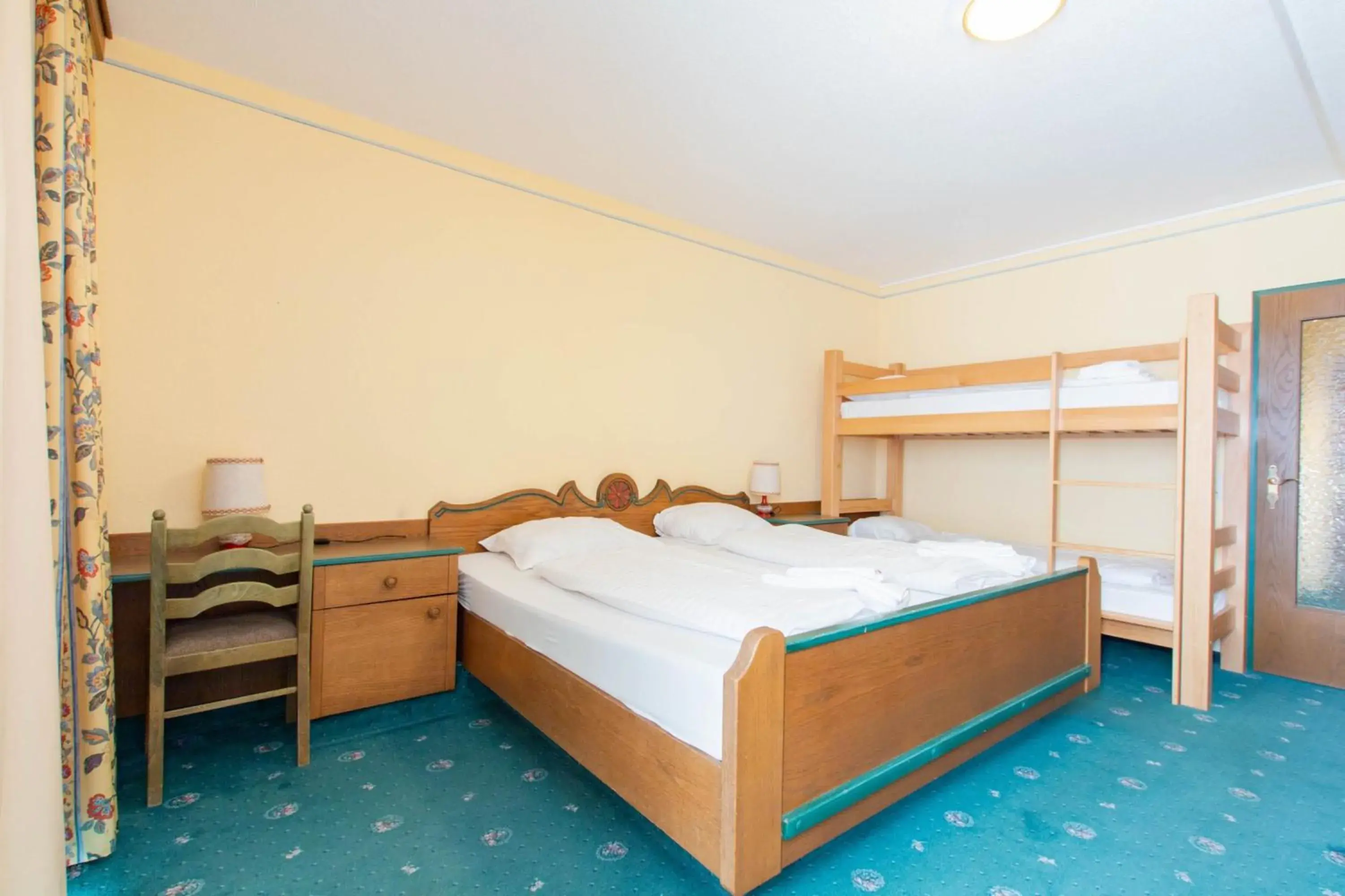 6-Bed Room in Mountain Hotel & Hostel 6-Bed Room in Mountain Hotel & Hostel