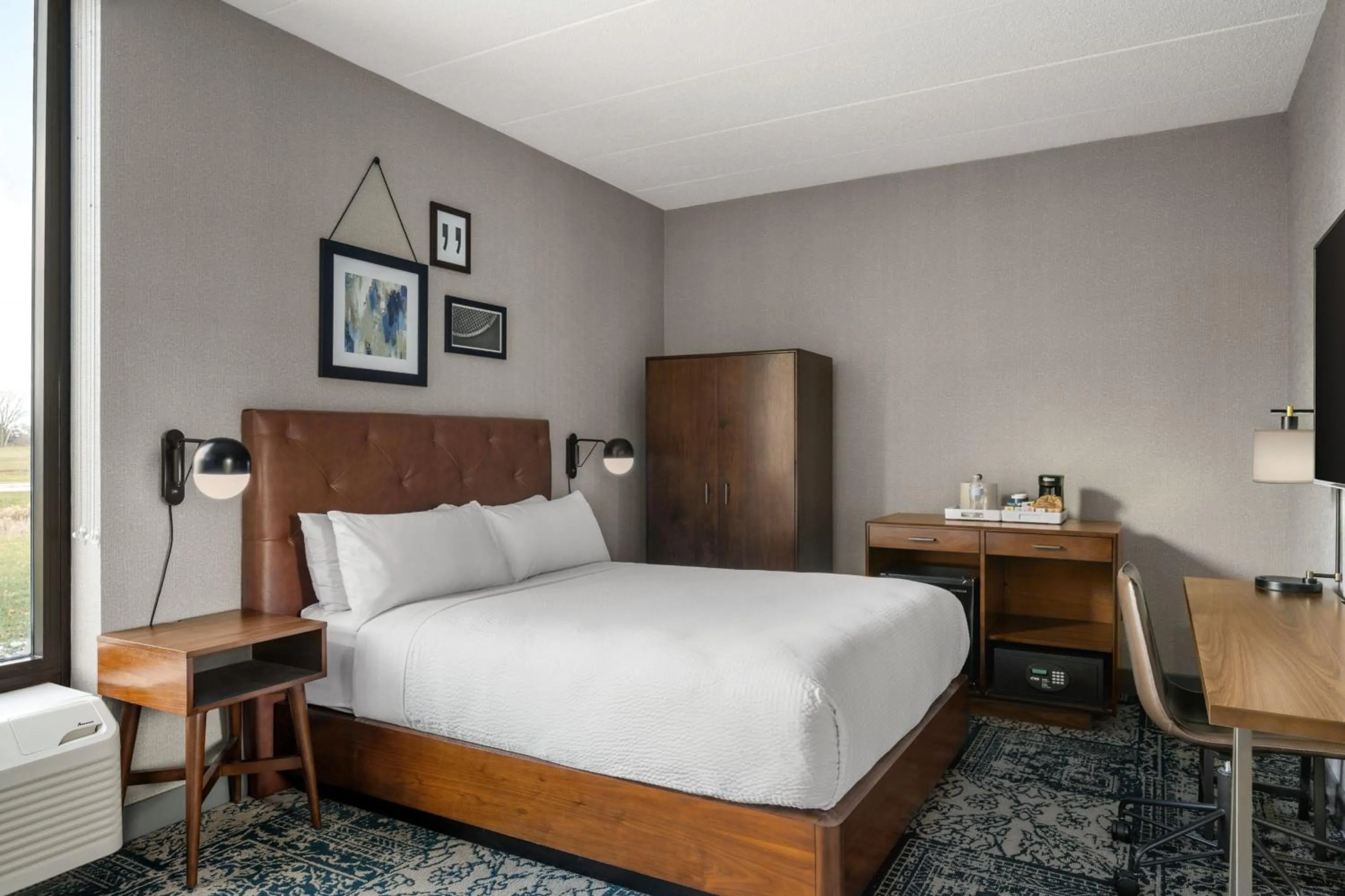 Photo of the whole room, Bed in Four Points by Sheraton Chicago Westchester/Oak Brook