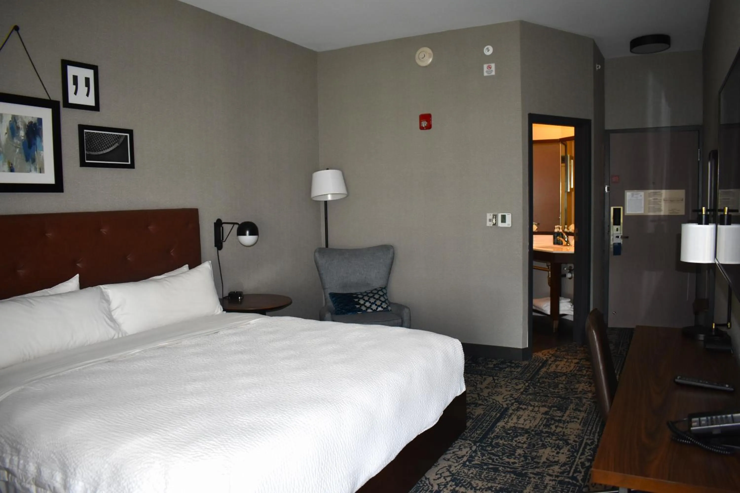 Bedroom, Bed in Four Points by Sheraton Chicago Westchester/Oak Brook