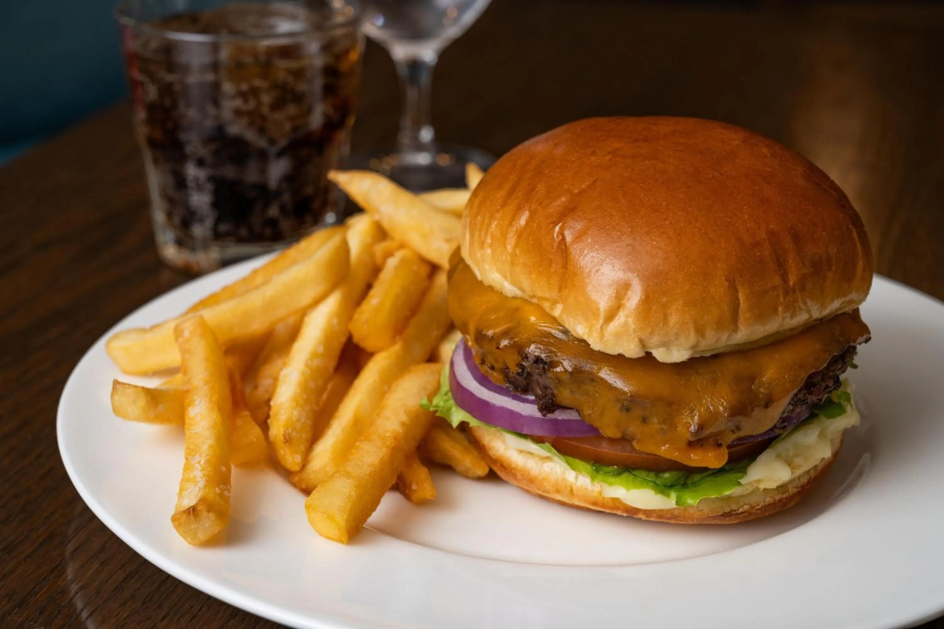 Lounge or bar in Four Points by Sheraton Chicago Westchester/Oak Brook