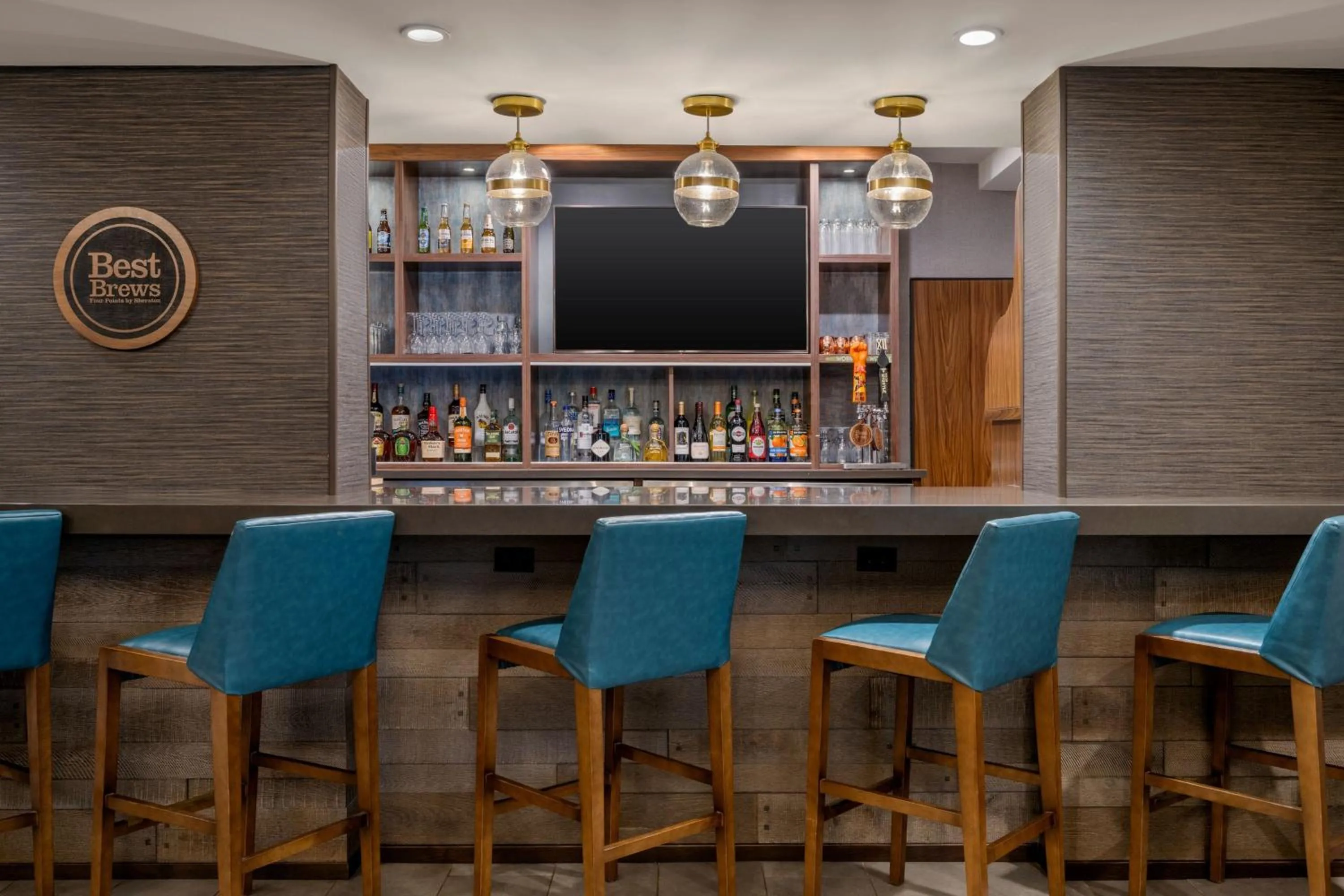Lounge or bar in Four Points by Sheraton Chicago Westchester/Oak Brook