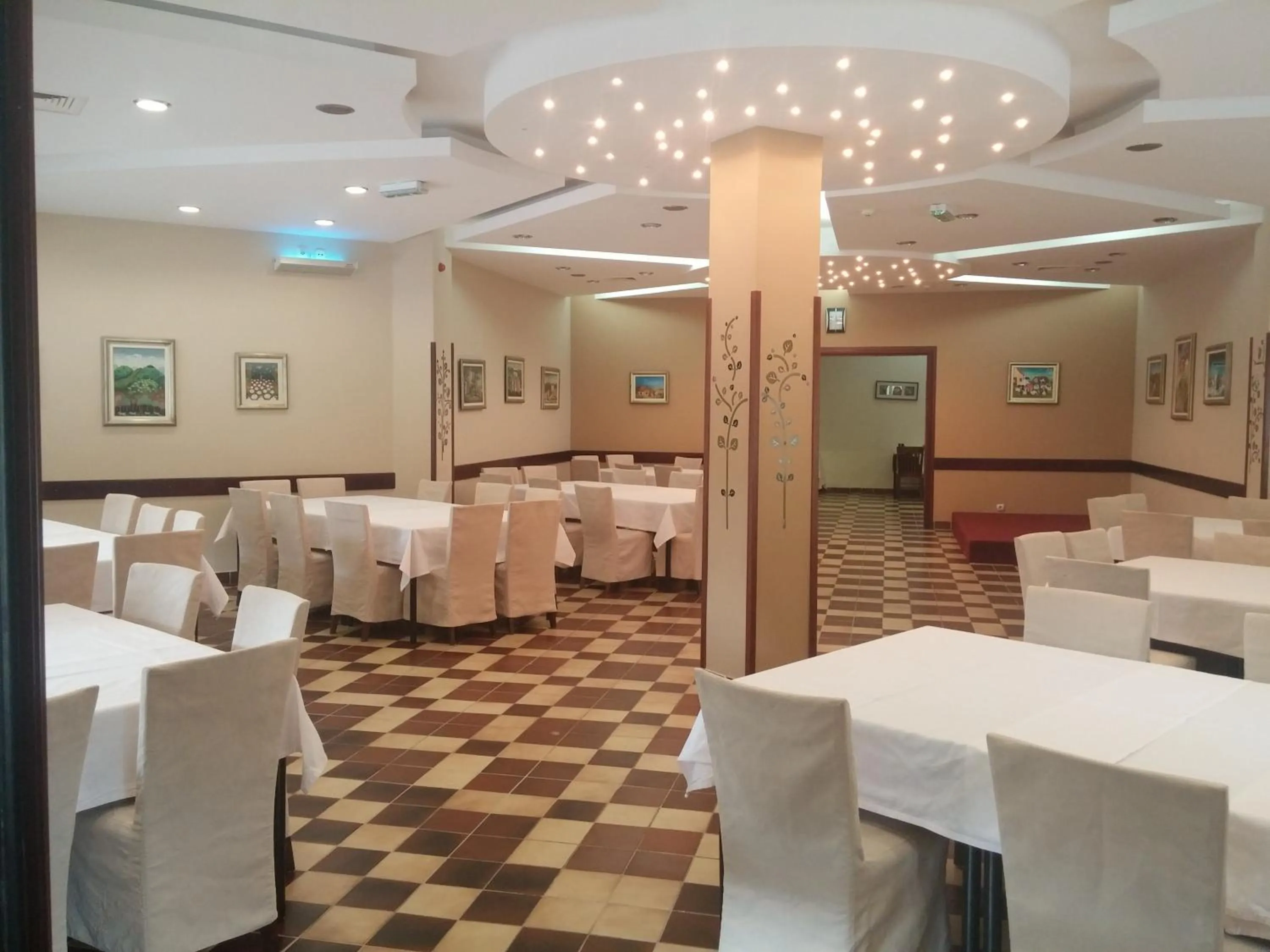Restaurant/places to eat in Hotel Junior