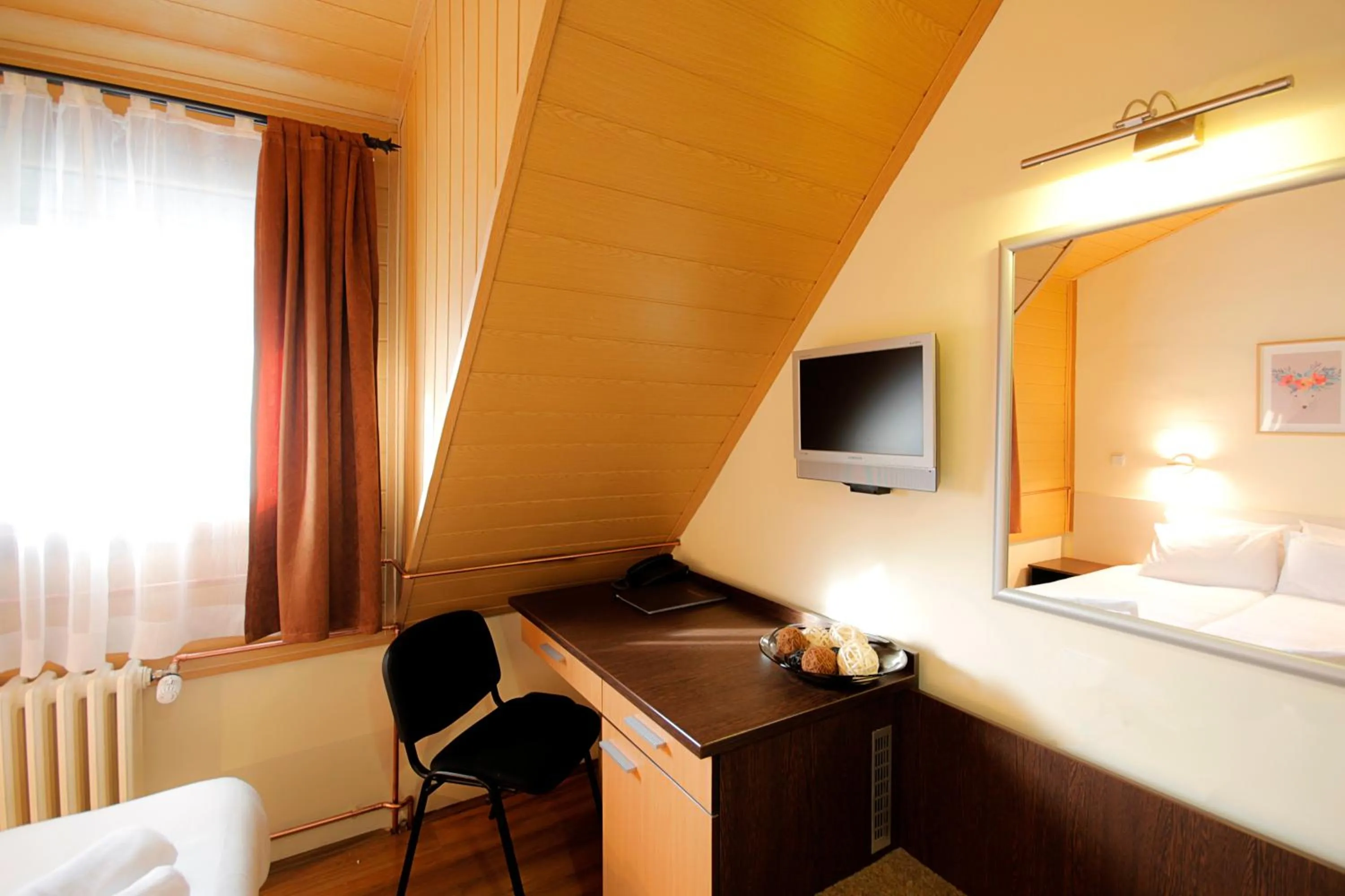 Bedroom, Bed in Hotel Junior