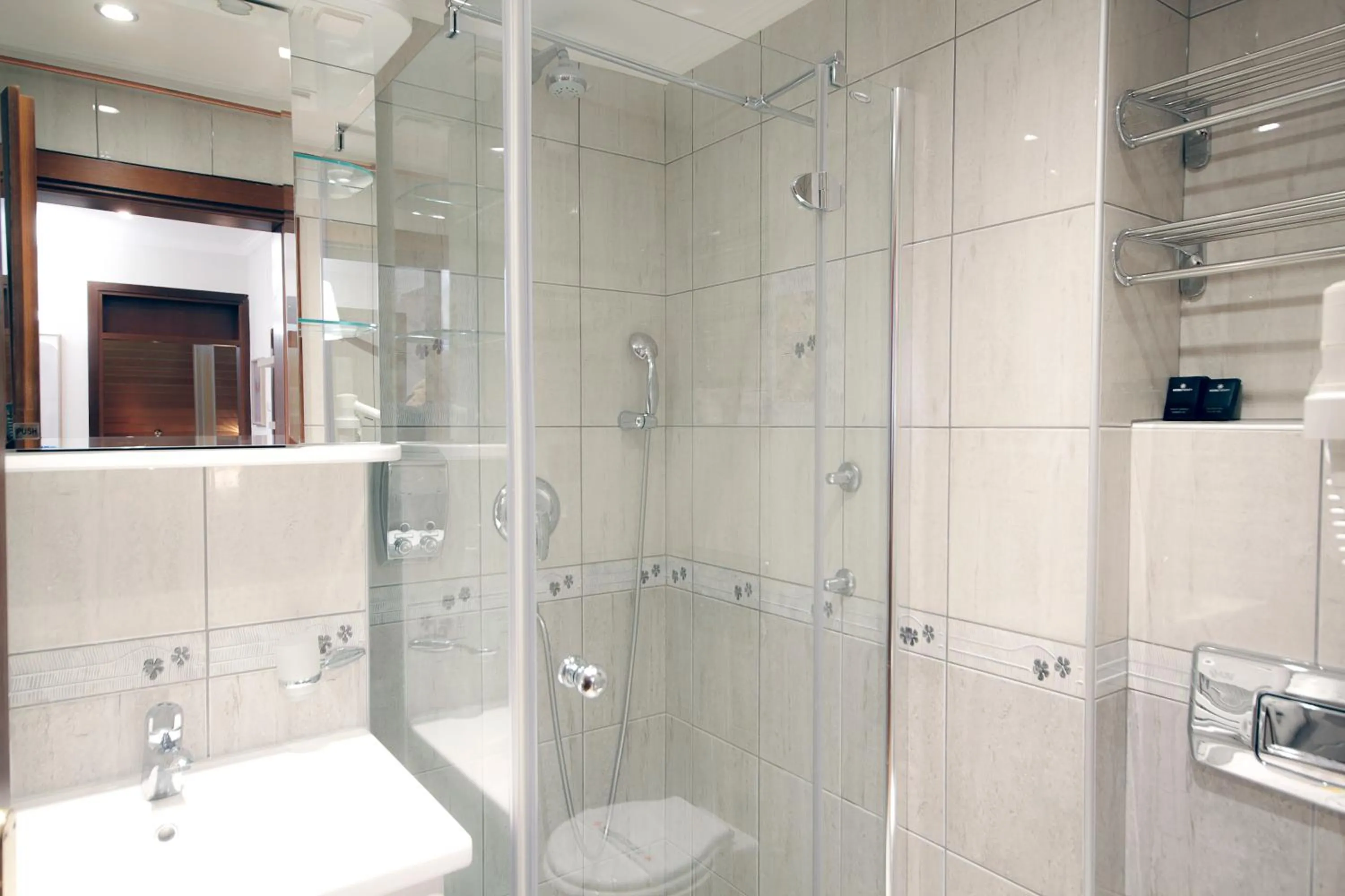 Bathroom in Hotel Junior