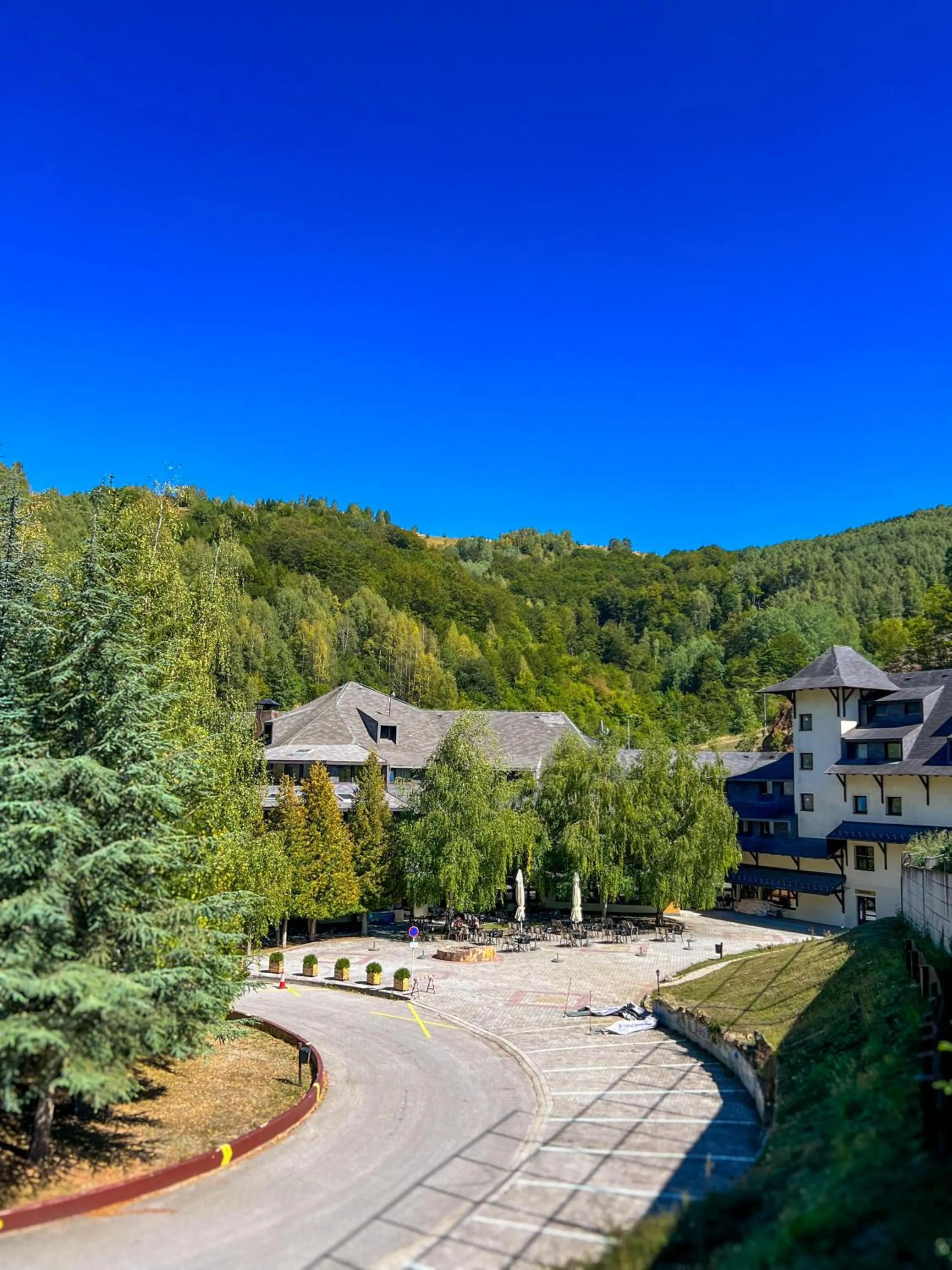 Property building in Hotel Junior