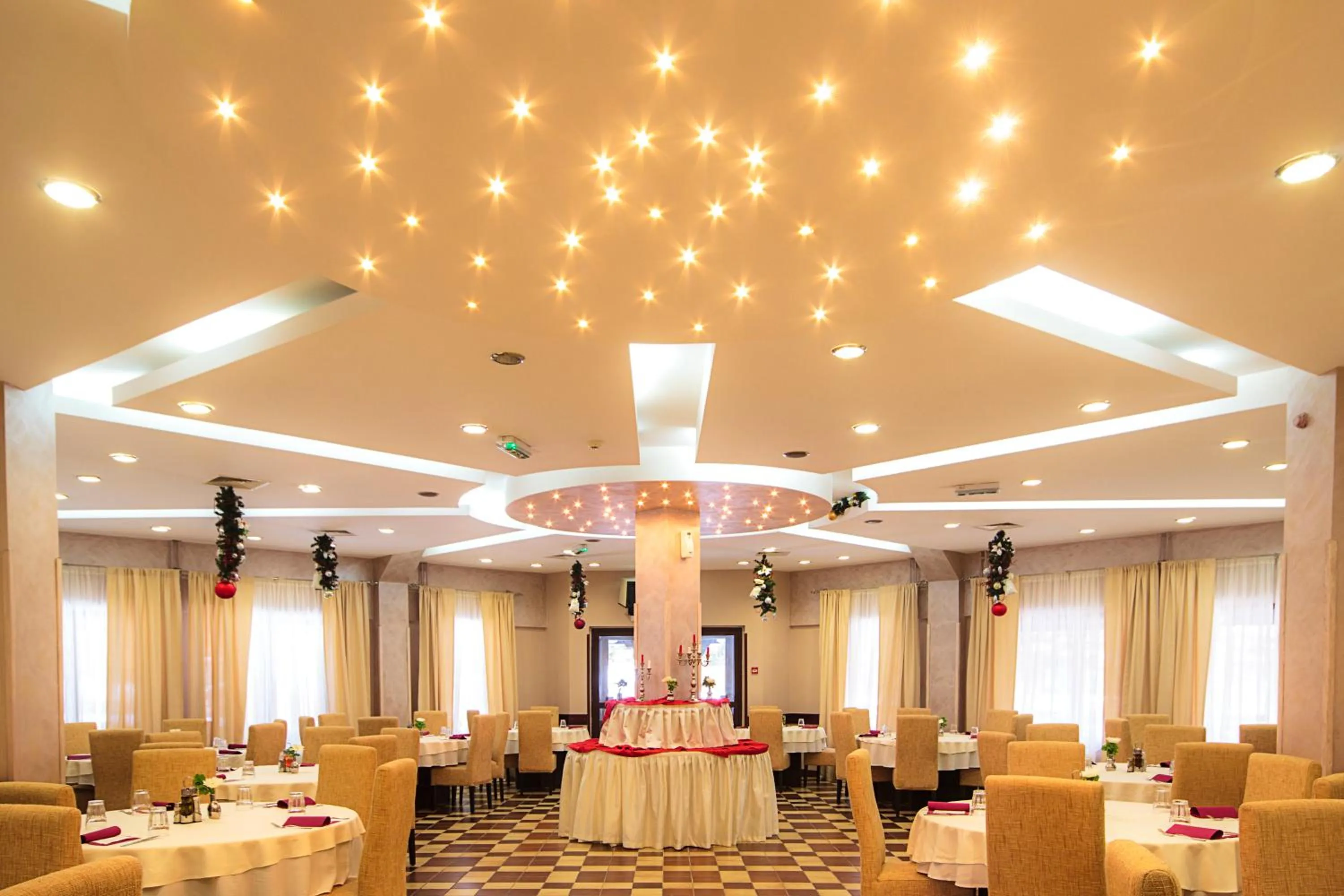 Restaurant/places to eat in Hotel Junior