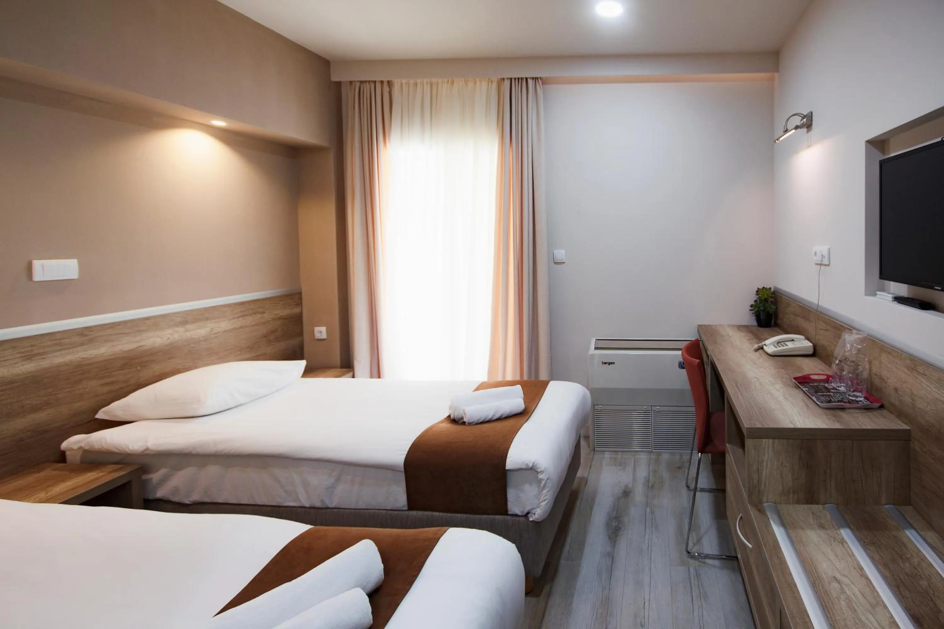 Bedroom, Bed in Hotel Junior