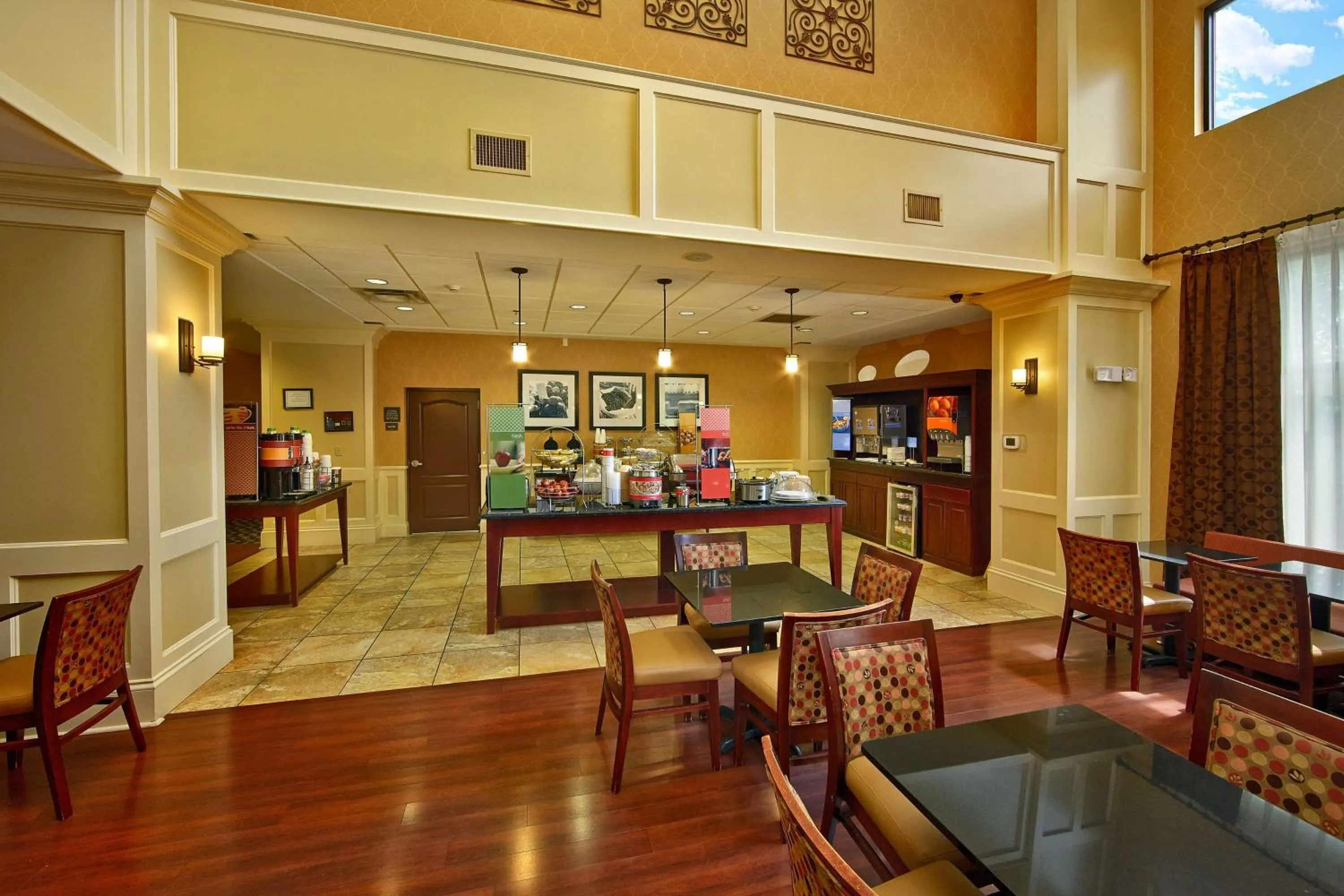 Dining area in Hampton Inn & Suites Sevierville at Stadium Drive