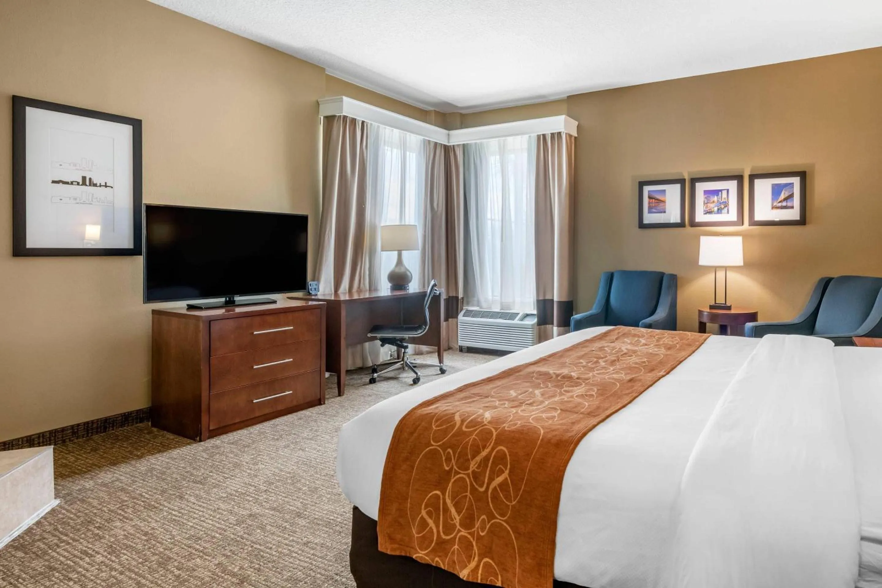 Bedroom, Bed in Comfort Suites Baymeadows Near Butler Blvd