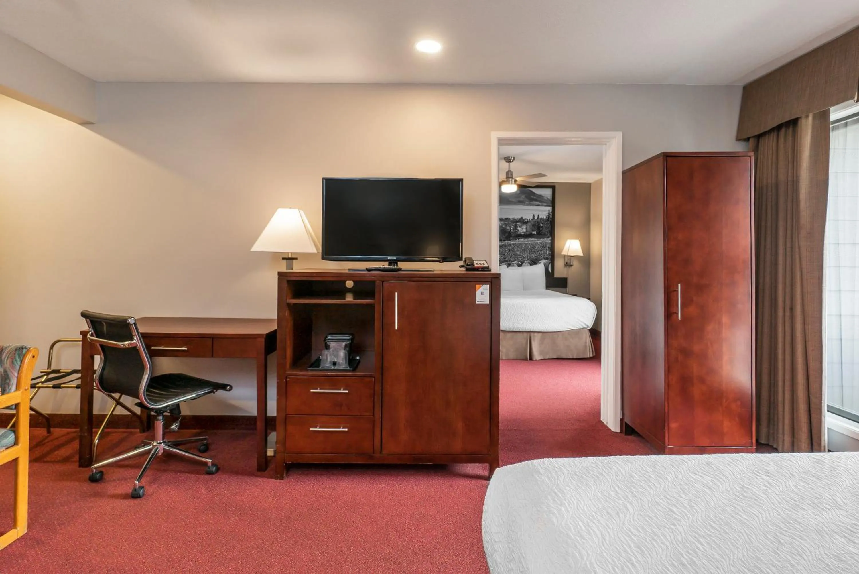 TV and multimedia, Bed in Quality Inn & Suites