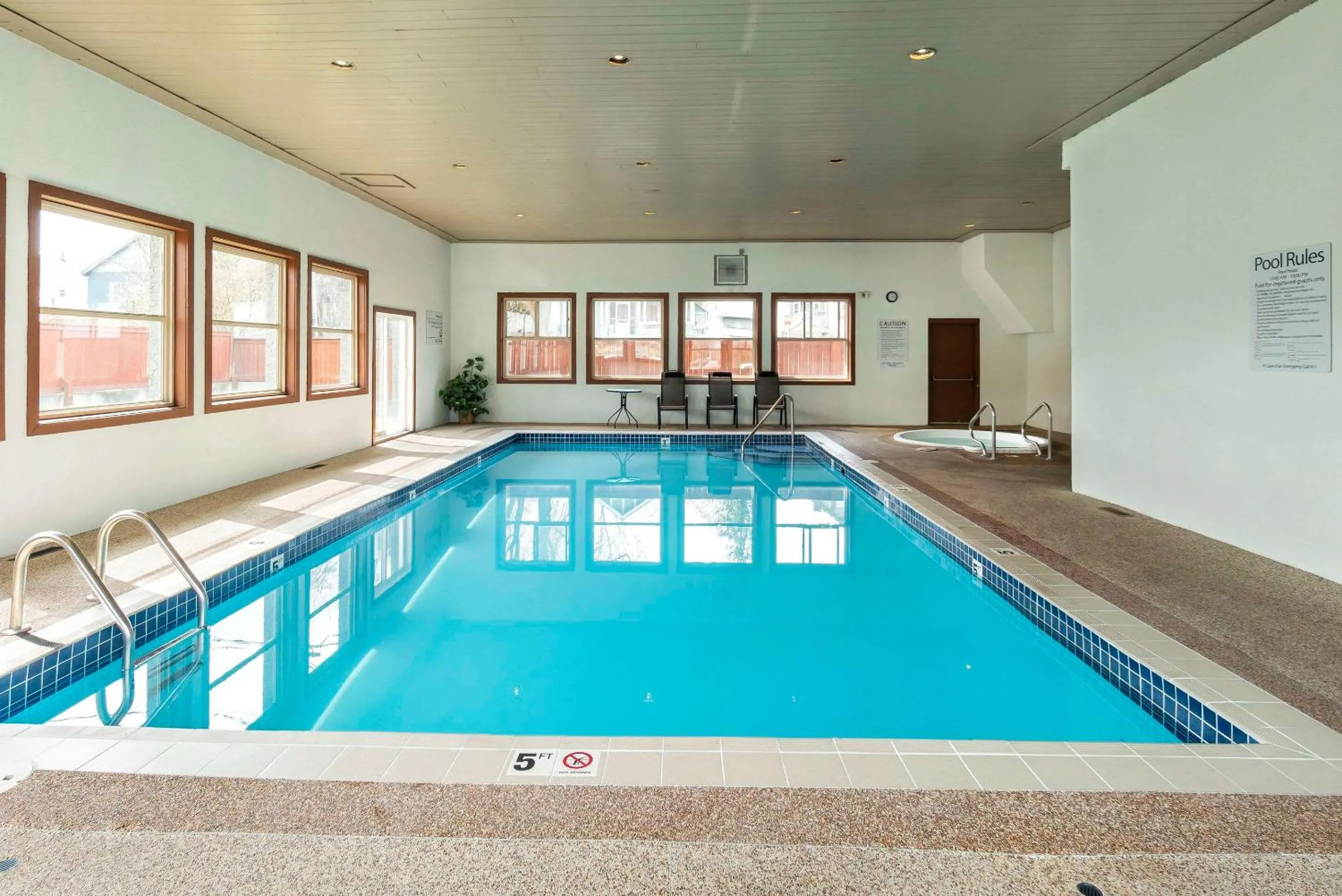 Swimming pool in Quality Inn & Suites