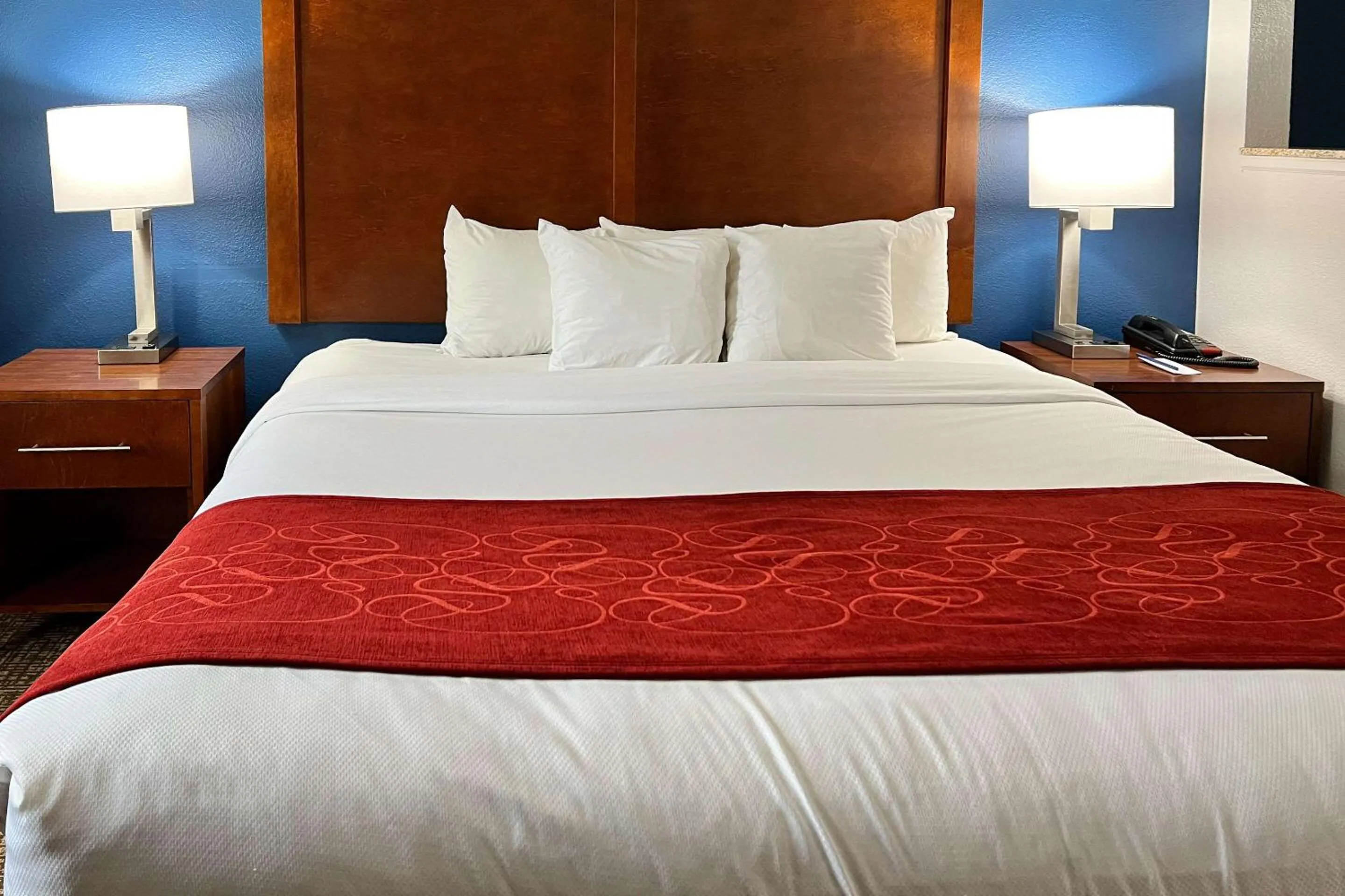 Bedroom, Bed in Comfort Suites Louisville East