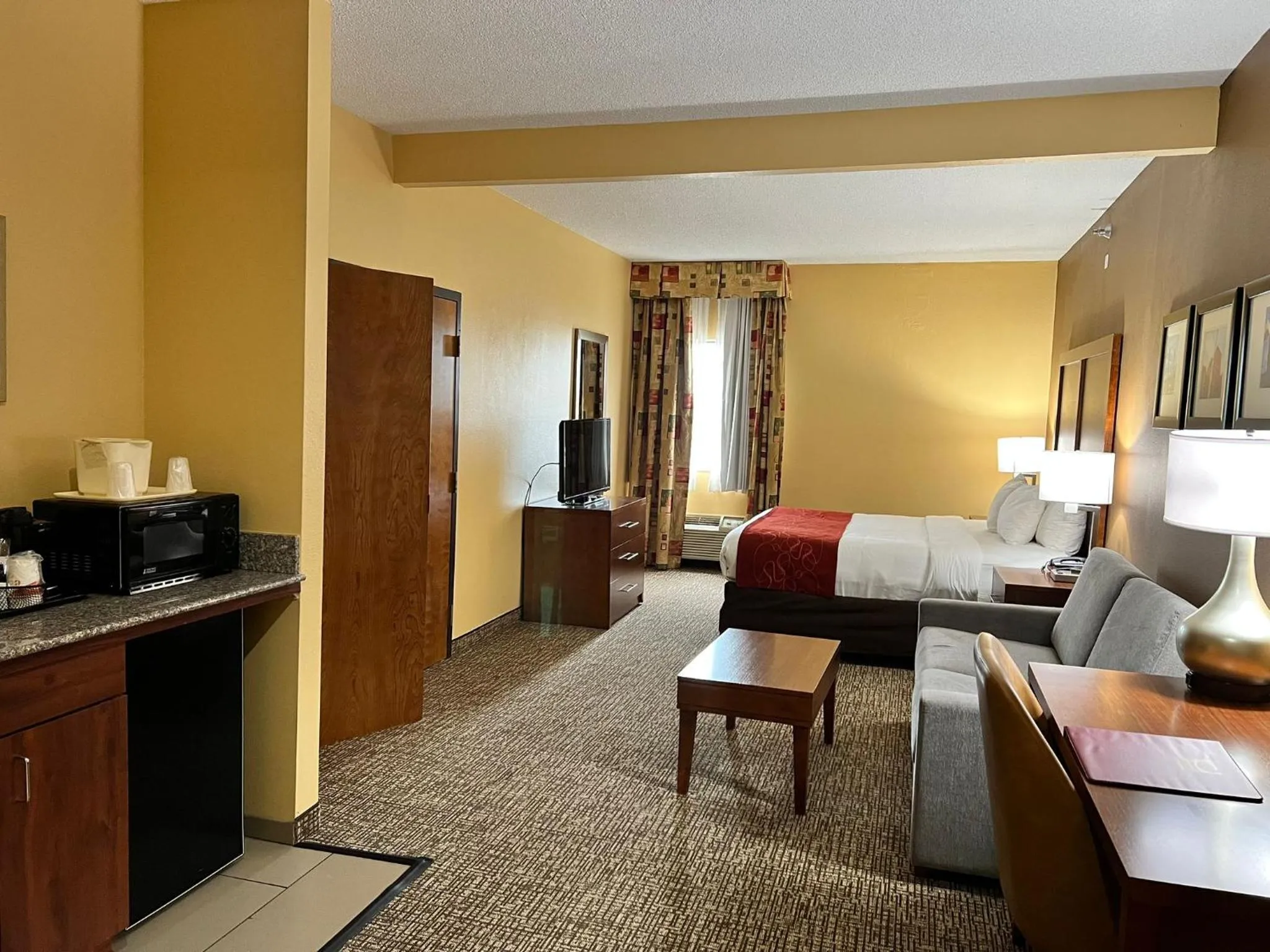 Seating area in Comfort Suites Louisville East