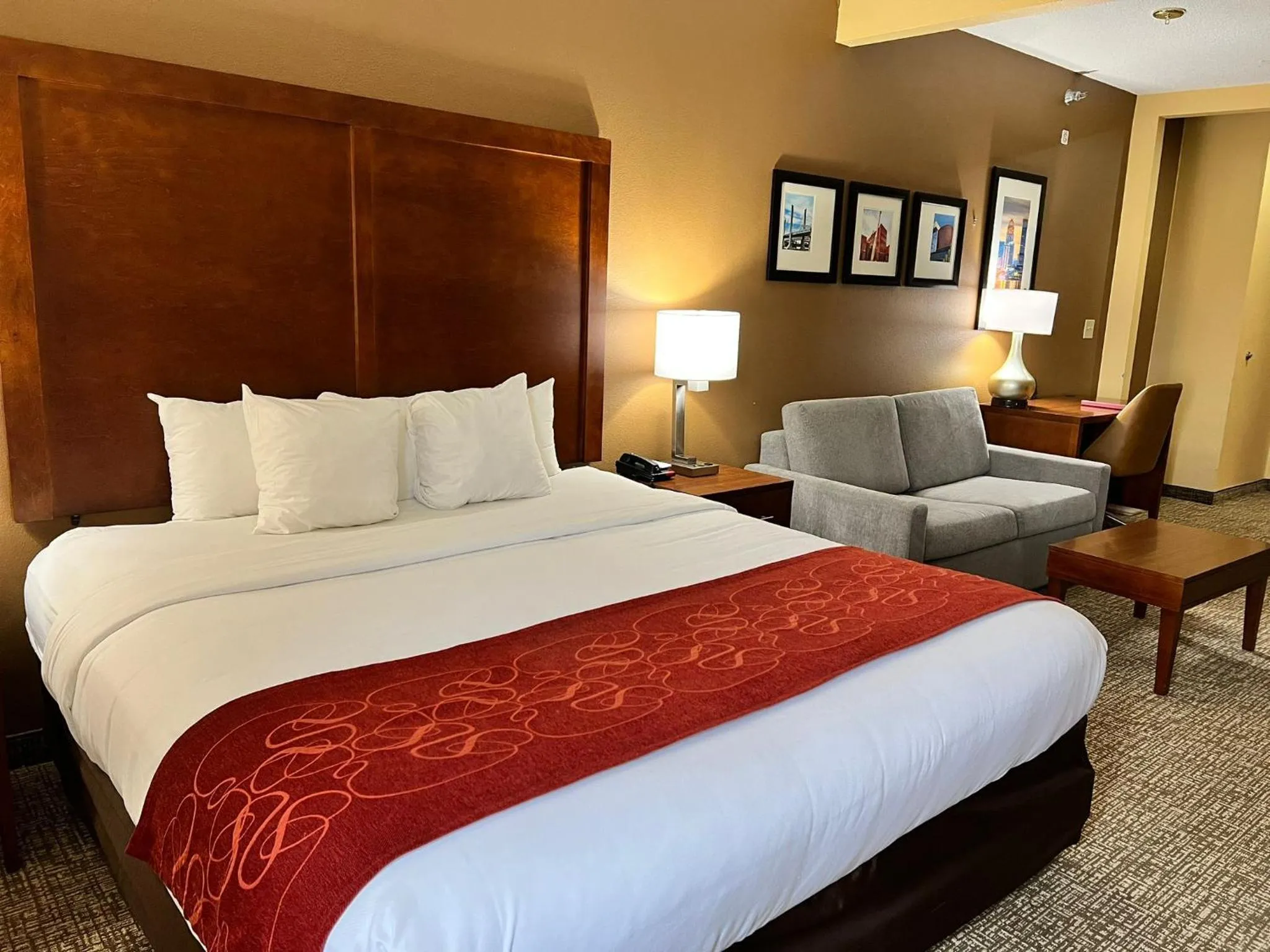 Bedroom, Bed in Comfort Suites Louisville East