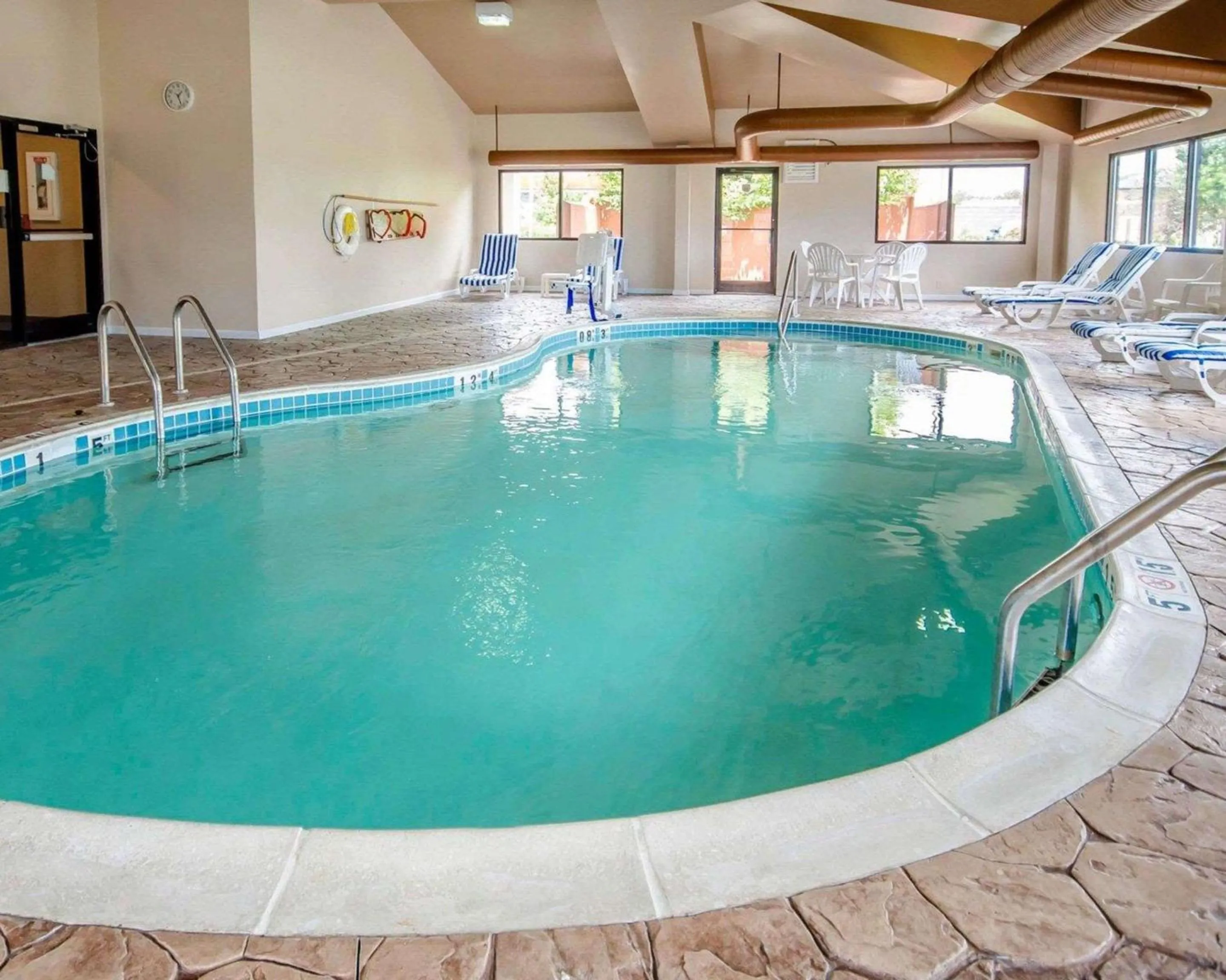 Swimming pool in Comfort Suites Louisville East