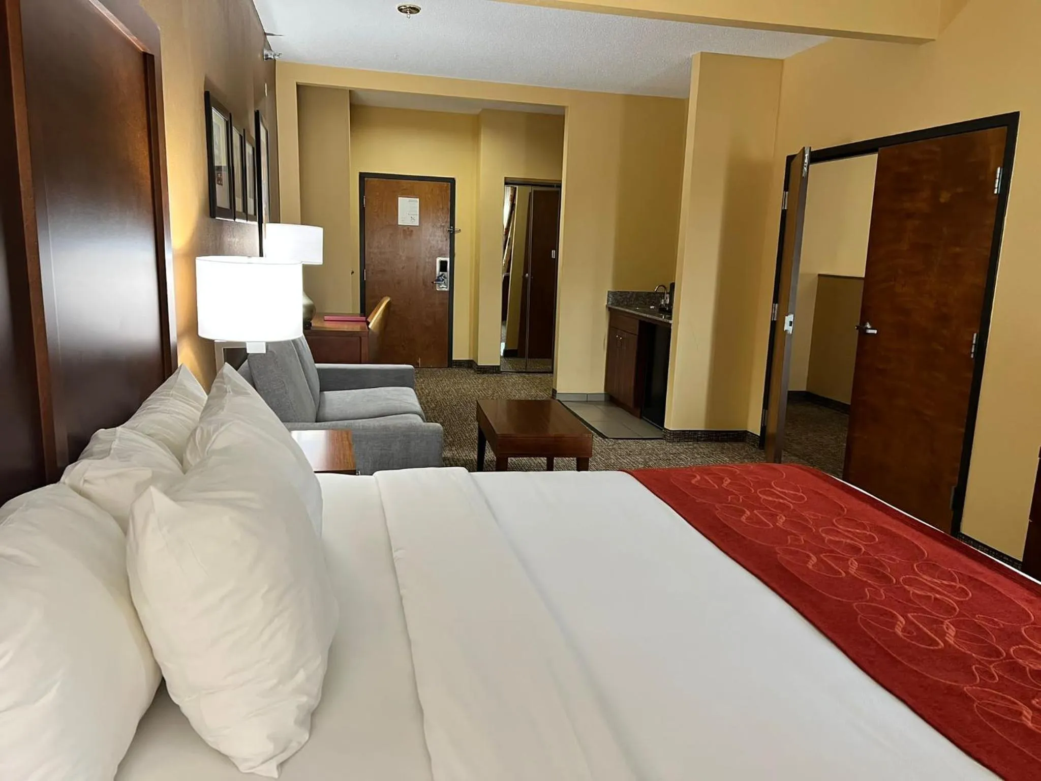 Bedroom, Bed in Comfort Suites Louisville East