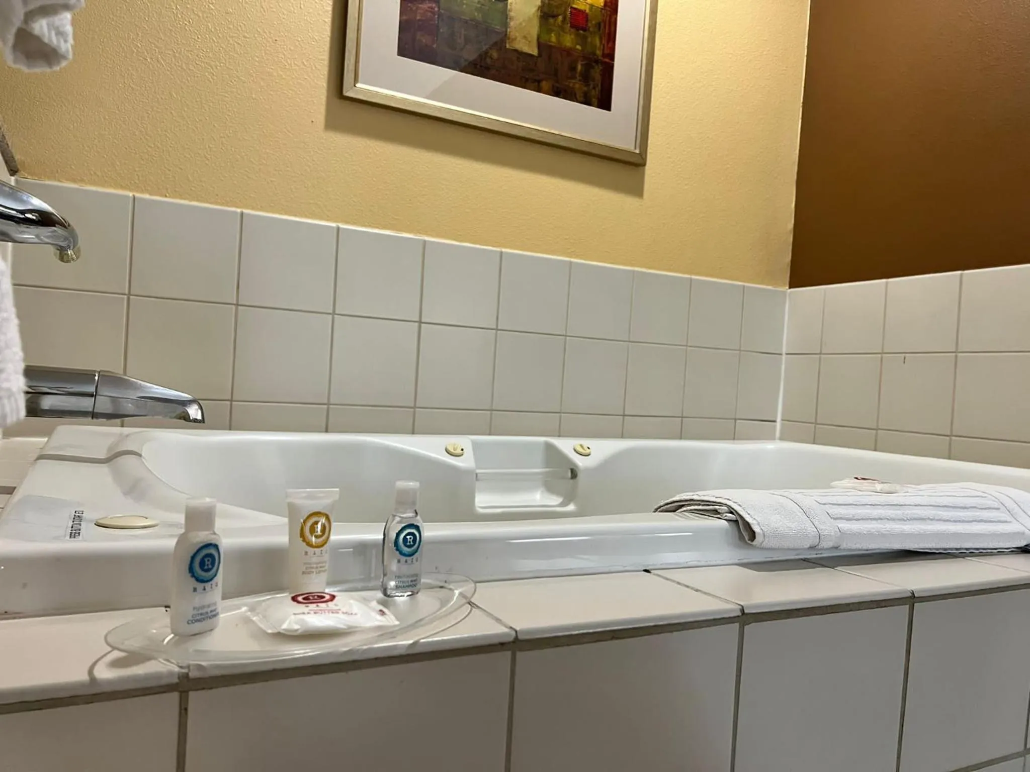 Hot Tub in Comfort Suites Louisville East