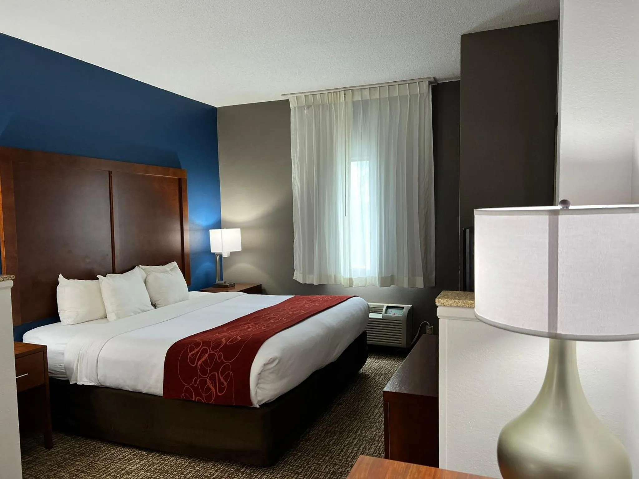 Bedroom, Bed in Comfort Suites Louisville East