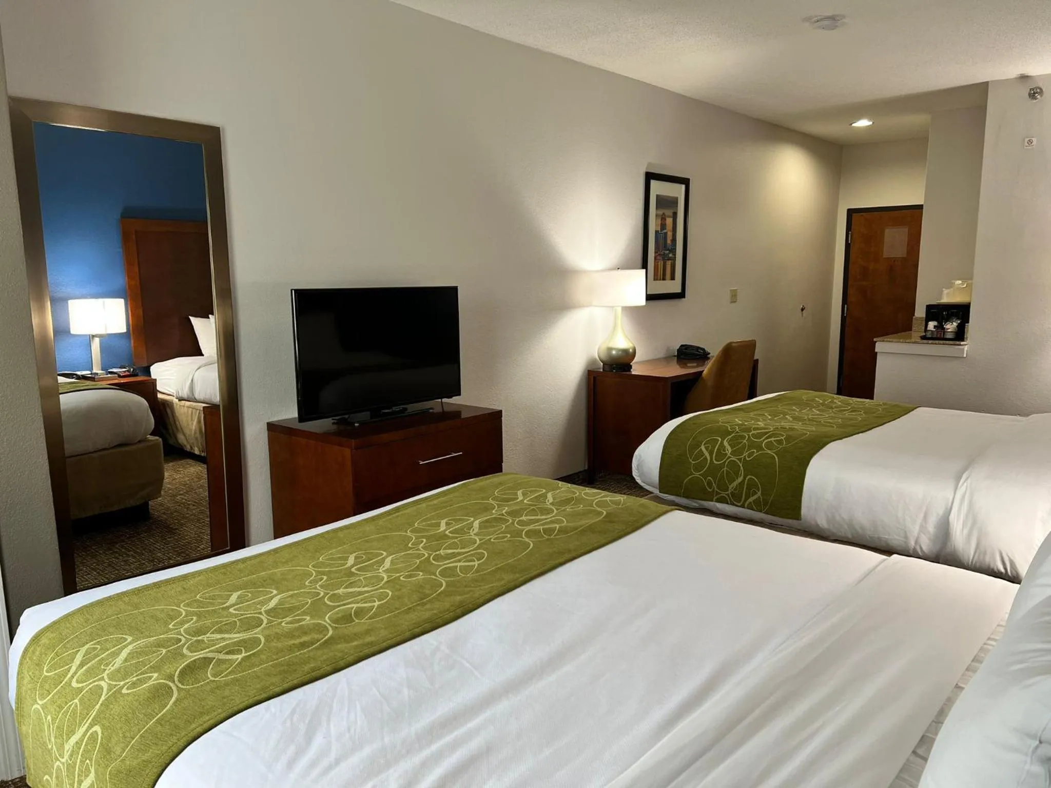 Bedroom, Bed in Comfort Suites Louisville East