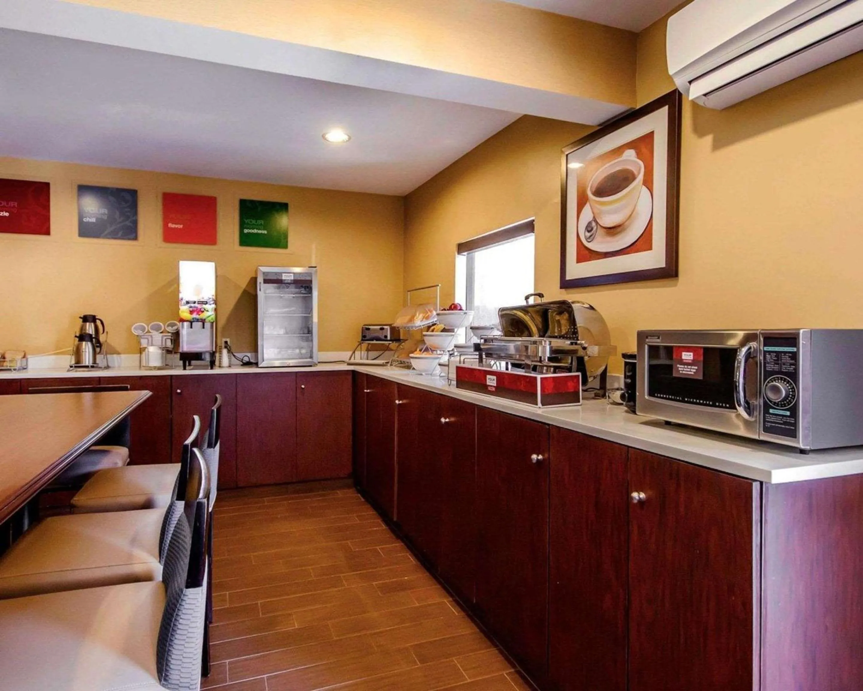 Restaurant/places to eat in Comfort Suites Louisville East