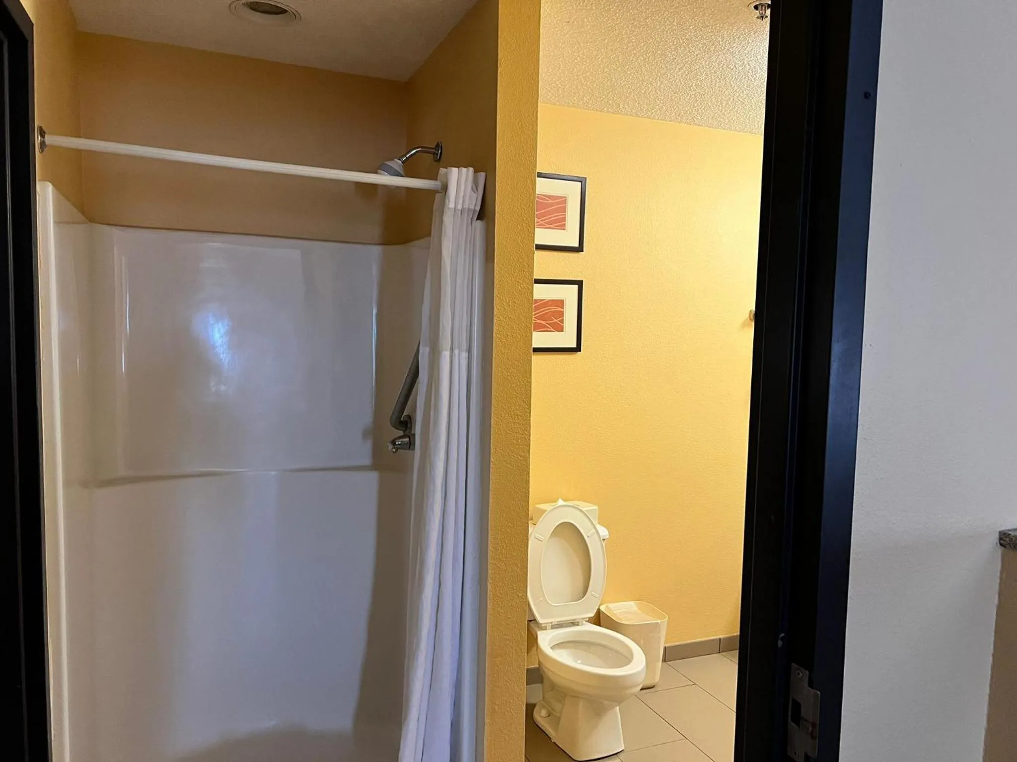 Bathroom in Comfort Suites Louisville East